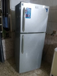 ثلاجه للبيع حجم كبير نضيفه ثلج سعرها ب 250 وبيه مجال للشراي مكان بغداد...