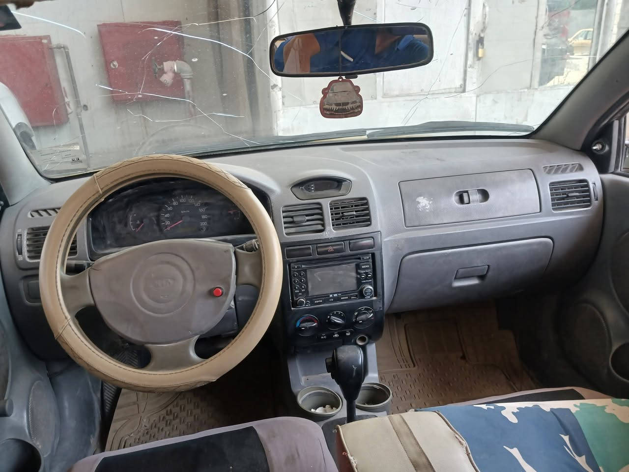سلام عليكم من رخصة الأدمن كيه ريو موديل ٢٠٠٥ رقم واسط مصفره هيه وغرامات تاخذ مكينه وكير وحداديه خير من الله السنويه لل ٢٧ بعده ما نافذه والسعر ٣٠ وبيه مجال  الشراي يتصل مكاني بابل حي نادر  ***********
