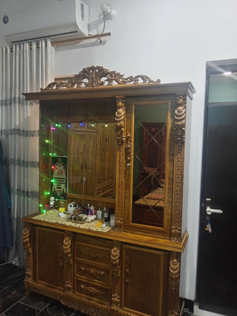 غرفه نوم ام سته بيبان طابقين تسكام صار شهرين من اشتروها  مكانها حي المعلمين الجديد  للاستفسار *********** السعر مليونين قفل
