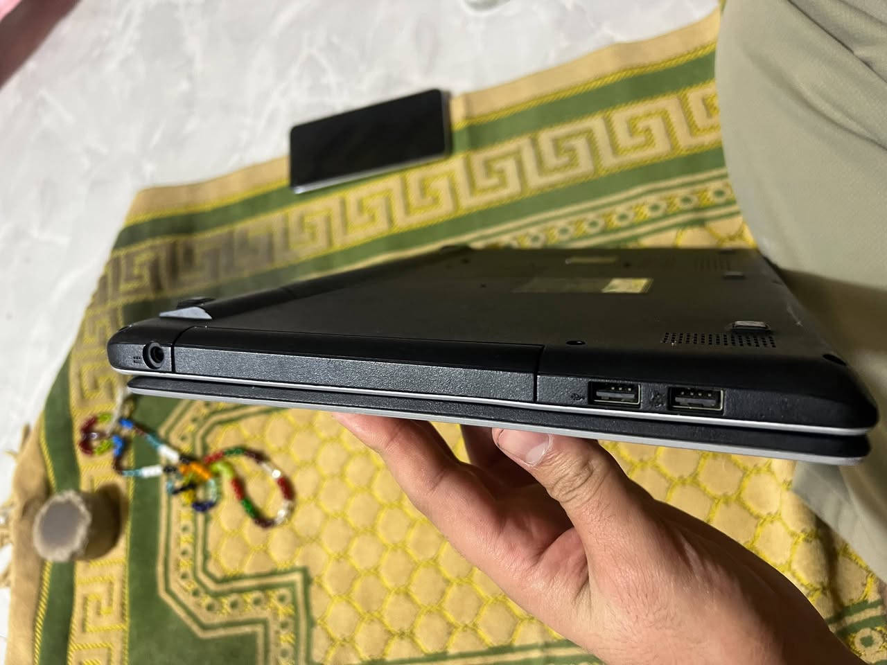 💻🔥 **للبيع لابتوب Acer Aspire V3-572** 🔥💻
📌 **المواصفات:**
✅ معالج Intel Core i5 جيل خامس
✅ رام 8GB
✅ هارد SSD سعة 256GB 🚀
✅ كرت شاشة Intel HD Graphics 5500
✅ مناسب للدراسة، التصفح، والأعمال اليومية

🔧 **ملاحظة:** الشاشة مبدّلة.

📱 لابتوب عملي بمواصفات مناسبة للاستخدام اليومي السعر 400الف بيه مجال بسيط 

📩 للاستفسار والتواصل، راسلني خاص.
العنوان البصره جمعيات 
***********
الجاد بالشراء حياه الله ❤️
