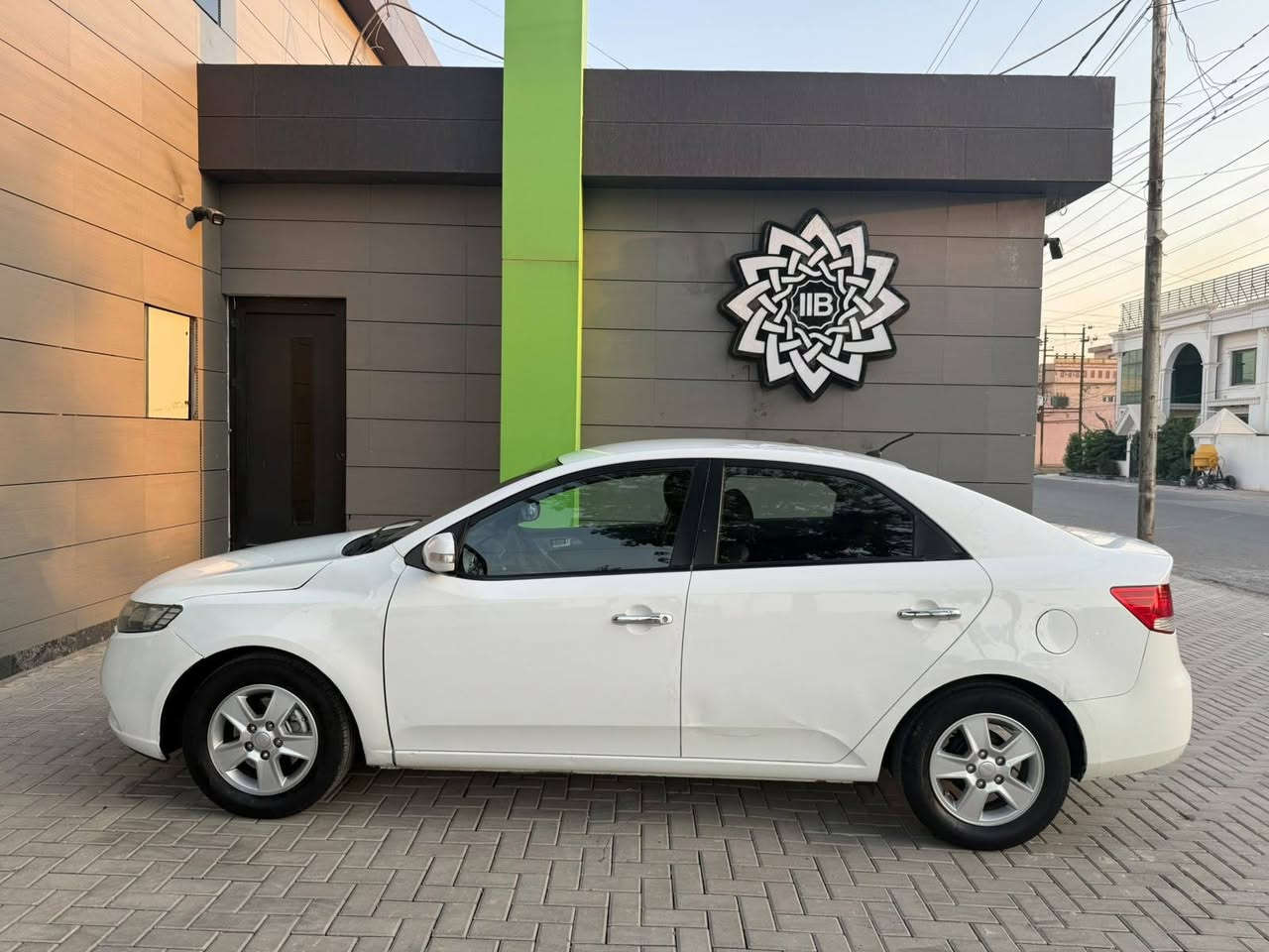 سيراتو موديل ٢٠١٠ سنويه وارقام جديد باسمنه تحويل او وكاله صدر امامي خلفي جديد تبريد ثلج  بل عافيه ع ياخذه تخم تاير جديد ماشيه قليل السونار مرفق بل منشور السعر ٩١ الاتصال ***********
