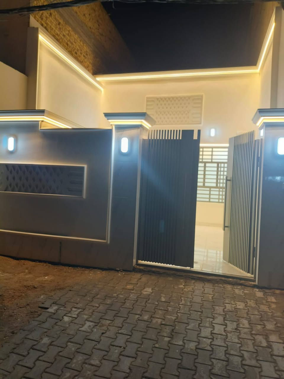 🏡  دار للبيع – حي الجمعية
📍 الموقع: حي الجمعية، قرب المستوصف خلف مركز الصحي وقرب شارع الوائلي

📐 المساحة: 120 م²
📏 الواجهة: 6 م
📏 النزال: 20 م

🔹 مواصفات العقار:

- طابق واحد.
- الطابق الأرضي: غرفة، صالة، استقبال، مطبخ، وصحيات داخليه و خارجيه.
- البناء صب كونكريت ونظيف.
- شارع بعرض 15 م، مبلط ومقرنص.
- البيت فارغ وجاهز للتسليم.
- البيت جبس بورد واناره بورفاير 

الاستفسار 
***********📞
