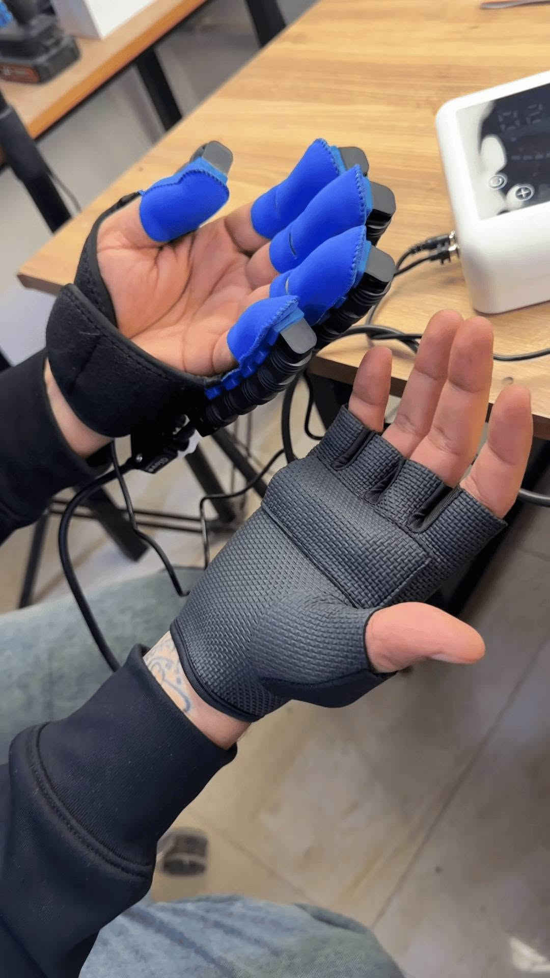 جهاز تدريب إعادة تأهيل وظائف اليد
Hand Function Rehailitation Trainingdevice

🔷الاستخدامات

🔹إعادة تأهيل اليد بعد الجلطات أو الإصابات أو العمليات الجراحية.

🔹تحسين حركة الأصابع وإعادة بناء القوة والمرونة لمرضى الأعصاب.

🔹تخفيف التشنجات والتيبّس واستعادة القدرة على القبض والفتح.

🔹تدريب التحكم العصبي الحركي لمرضى الشلل النصفي وكبار السن.

🔹مناسب للعلاج الفيزيائي المنزلي أو للمراكز الطبية.

⭐المميزات

🔹قفاز رئيسي (يمين أو يسار) يتوفر بمقاس XL حسب اختيار المستخدم.

🔹يأتي المنتج مع كف مساعد (Mirror Glove) يعمل كأداة للتحكم بحركة القفاز الرئيسي، حيث يقوم المستخدم بتحريك الكف السليم ليقوم القفاز العلاجي بتقليد الحركة تلقائيًا.

🔹نظام ذكي لتحفيز الأعصاب وتحريك الأصابع عبر آلية قبض وفتح آلية مدروسة.

🔹وحدة تحكم إلكترونية بواجهة لمس لضبط قوة الشد، سرعة الحركة، وعدد التكرارات.

🔹دعم كامل لجميع أصابع اليد من خلال أنظمة سحب مرنة تحاكي الحركة الطبيعية.

🔹مناسب لمرضى ضعف العضلات، إصابة الأعصاب، تيبّس الأصابع، أو فقدان التحكم الحركي.

🔹مواد مرنة ومريحة تضمن جلسة علاجية طويلة بدون انزعاج.

🔹مستوى أمان عالٍ يعمل بطاقة 5V عبر شاحن USB.

🔹سهل الاستخدام بدون تجربة سابقة أو إشراف مباشر من مختص.

🔹وضعيات تدريب متعددة(قبض – فتح – تدريب تدريجي – نمط ذكي).

🔷المواصفات التقنية:

🔹الطاقة: 5V USB

🔹آلية العمل: محرك + نظام سحب ميكانيكي للأصابع

🔹وضعيات التدريب: متعددة

🔹مدة الجلسة الموصى بها: 20 دقيقة – 4 مرات يوميًا (حسب الكتالوج)

📦محتويات الصندوق

🔹قفاز علاجي رئيسي: يميني أو يساري – مقاس XL(حسب النسخة الموجودة داخل العلبة).

🔹كف مساعد للتحكم بالحركة (Mirror Glove).

🔹وحدة التشغيل الإلكترونية.

🔹أشرطة دعم وتثبيت إضافية.

🔹كيبل USB + رأس شاحن.

🔹دليل استخدام كامل.

🔹علبة التغليف بقياس:

🔹الطول 23 سم – العرض 15 سم – الارتفاع 13 سم.

📝الملاحظات

🔹المنتج يحتوي على قفاز علاجي واحد فقط، وليس زوجً.

🔹يجب اختيار النسخة المناسبة قبل الاستخدام (يمين و يسار –XL).

🔹الكف المساعد لا يُستخدم للعلاج، بل للتحكم بالقفاز الرئيسي لتقليد الحركة.

🔹يجب البدء بتمارين خفيفة ثم زيادة الشدة تدريجيًا.

🔹غير مناسب لمن لديهم جروح أو التهابات في اليد.

💳 ألسعر / 80،000 IQD
🚚يوجد خدمة توصيل
بغداد/ 3000 IQD
ألمحافظات/ 5000 IQD
