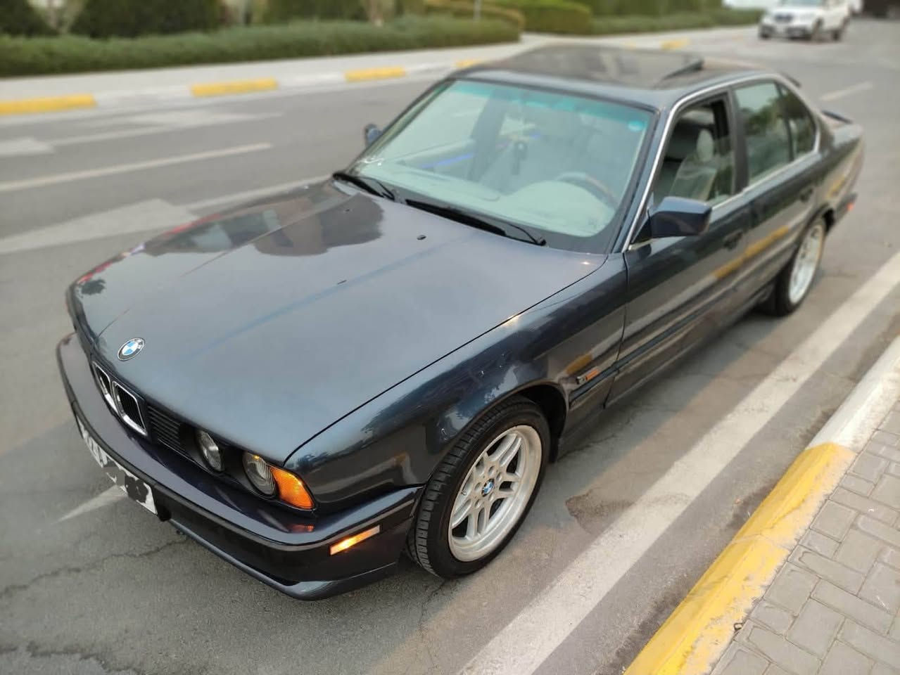 السلام عليكم BMW موديل 1990 كير عادي
سياره جديده بمعنى الكلمه غرفه مخمل اوف وايت كت كامل M حته دوس البانزين والكلج والبريك M سياره بدون ضربه فقط صبغ جماليه هزه وسنويه جدد بسمي تحويل ثاني يوم كير ومكينه خير من الله مكانه بغداد الامين ثانيه   *********** السعر 67 وبيه مجال واذا اكو مراوس افضل
