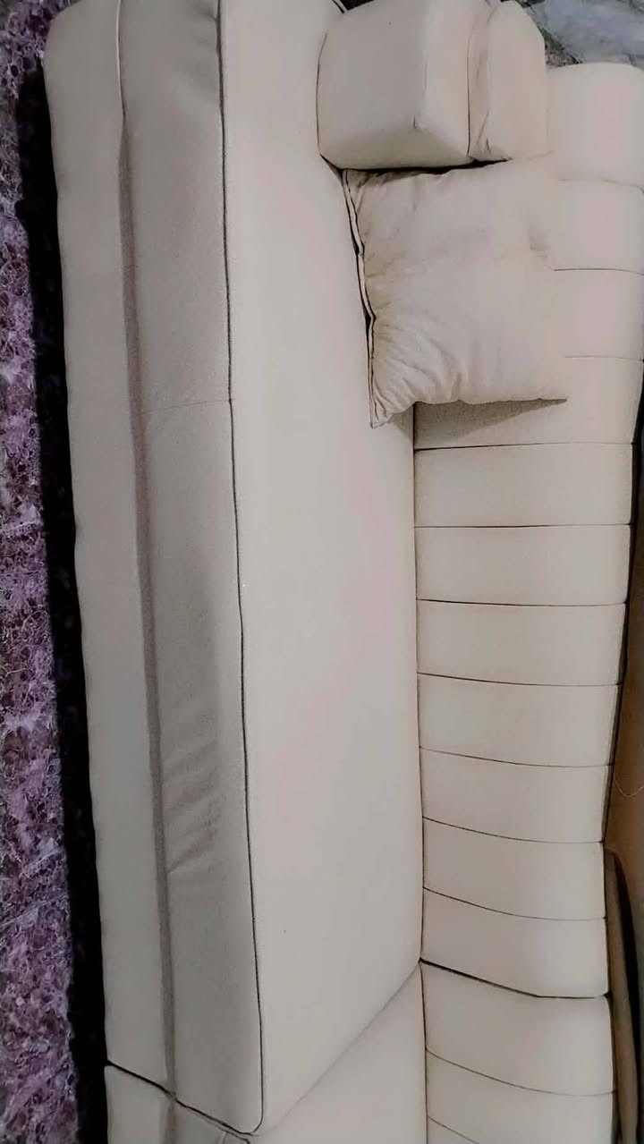 ديوان للبيع 12 متر 22 نفر...  شغل توصاه مو سوكي حطاطه خشب بلوك سفنج ضغط قماش درجه اولى سويته قبل شهرين مليون وربع للبيع مليون وبي مجال...  العنوان كاطون الرحمه قرب جامع الاقصى ***********
