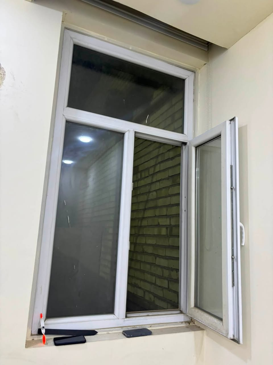 شلابيك pvc نوعيه اصليه جدا محكمة لاتدخل مي ولاتراب
دبل زجاج وبيها مانع ذباب 
قياسات مختلفه بيها شباك سلايد كبير 
بيبان pvc محكمة جدا ايضا دبل زجاج 
باب خشب جديدة للبيع
بغداد
***********
