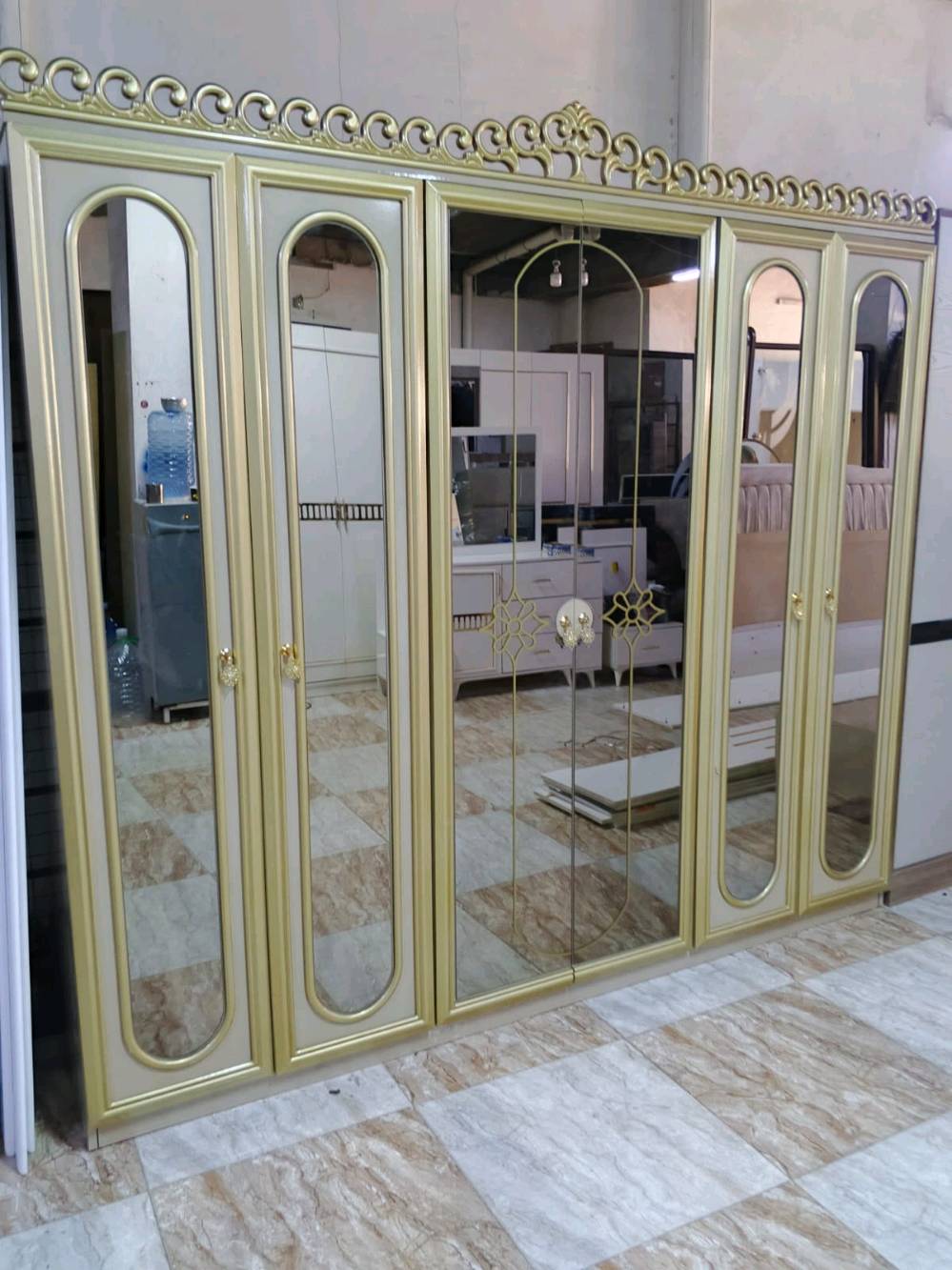 غرفه للبيع اخو جديد كلش نظيف سعر ٦٥٠ بيها مجال شراي تعال خاص عنوان كركوك
***********