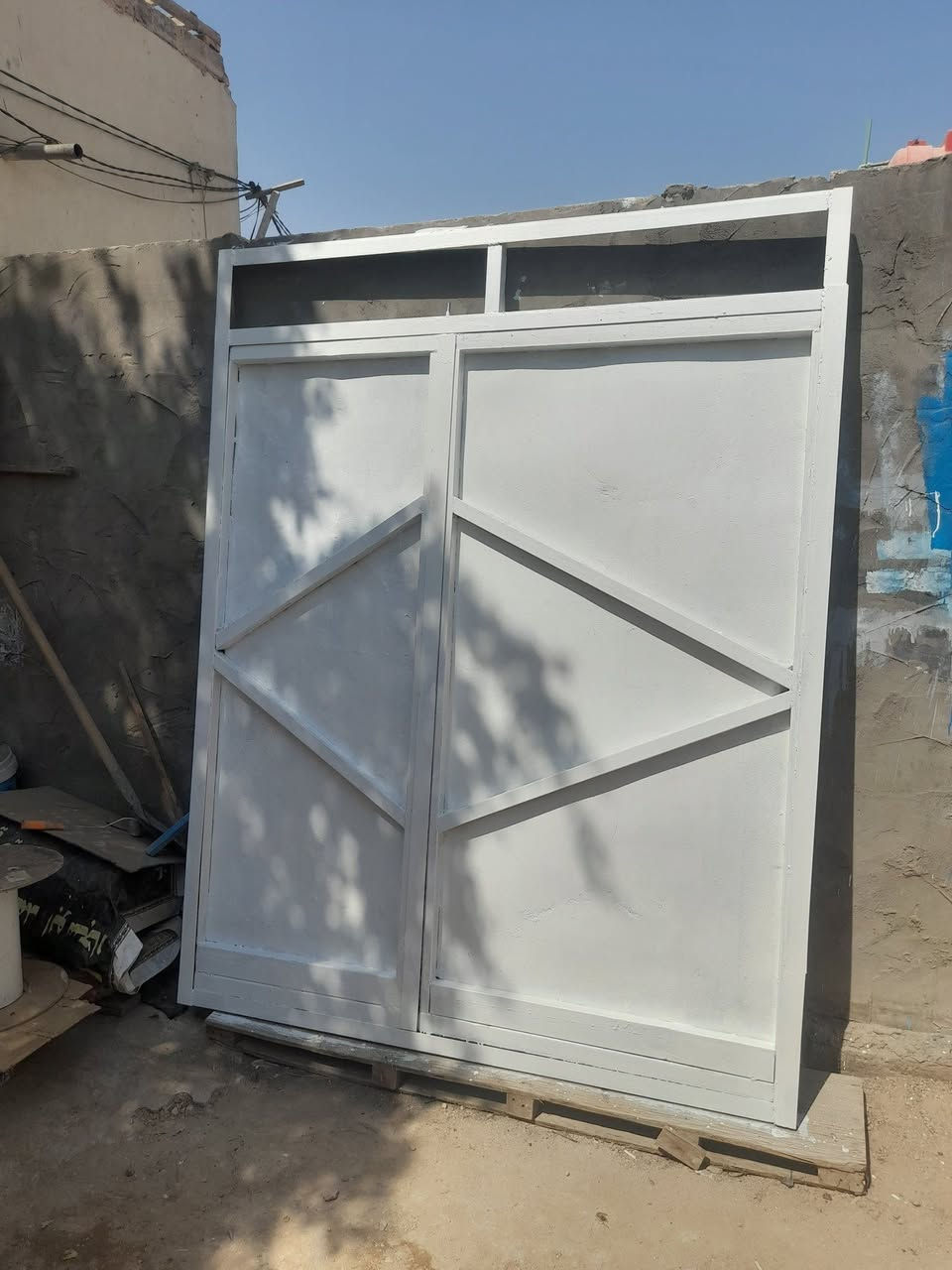 السلام عليكم باب رئيسيه للبيع جديد ثقيل بليت بلادي كيج ٢٠ طلاكتين العر ض،متر ٧١ والارتفاع مترين و٢٠ مستعمله نضيفه السعر ٢٠٠ وبيها مجال بصيط كوفه حي ١٧ تموز قرب دور الحوزه رقمي ***********.  ابو علي
