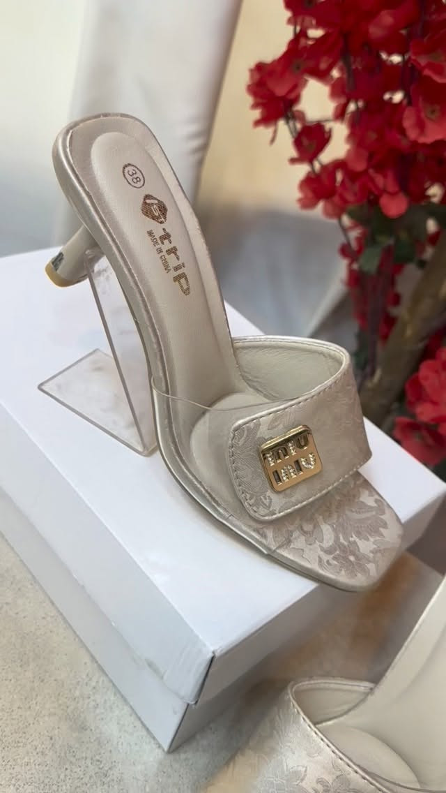 شاحطة كعب تخبل 😍👠
إذا تحبين الشياكة والنعومة بنفس الوقت، هاي القطعة إلج 🤍✨

كعبها يعطي اللوك لمسة أنيقة ومرتبة، وتناسب الطلعات والمناسبات وحتى اللوك اليومي 🌷

 القياسات: 37 | 38 | 39 | 40 | 41

لا تخلينها تفوتج 😍
اختاري قياسج وخلّي أناقتج تحچي عنج 🤍
