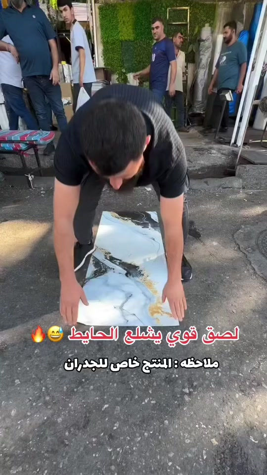 بديل رخام لاصق ذاتي ضهر دبل سيليفون الاصلي وجه مرايا بدون تموج تشتغله بيدك وبكل سهوله قابل للغسل والمسح 💦✅ *********** #مودرن #ديكورات 

نص مكتوب في الصور:
- لصق قوي يشلع الحايط 😅🔥
- ملاحظه : المنتج خاص للجدران
