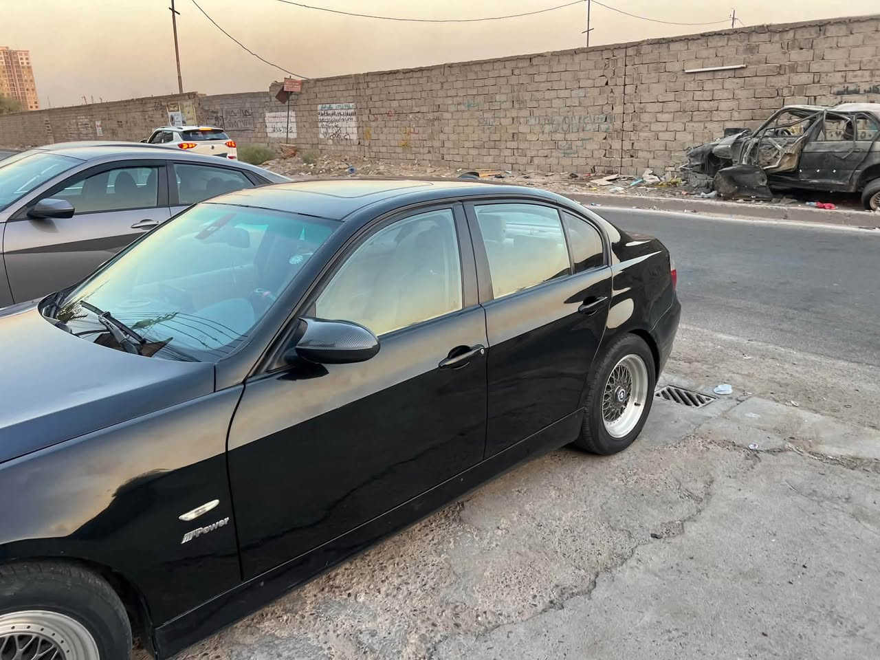 السلام عليكم
للبيع او مراوس حسب القناعه 
BMW 
حجم 330 محرك 6 سلندر n52
موديل 2007
فول مواصفات 
كير محرك صدر كفاله 
تبريد ثلج مكفوله من الضربه بس بيها بارد بسيط 
رقم شمالي تحويل مباشر هزه جديده
للاتصال ***********
مكان السياره بغداد حي الجهاد حي الحسين
السعر مناسب
