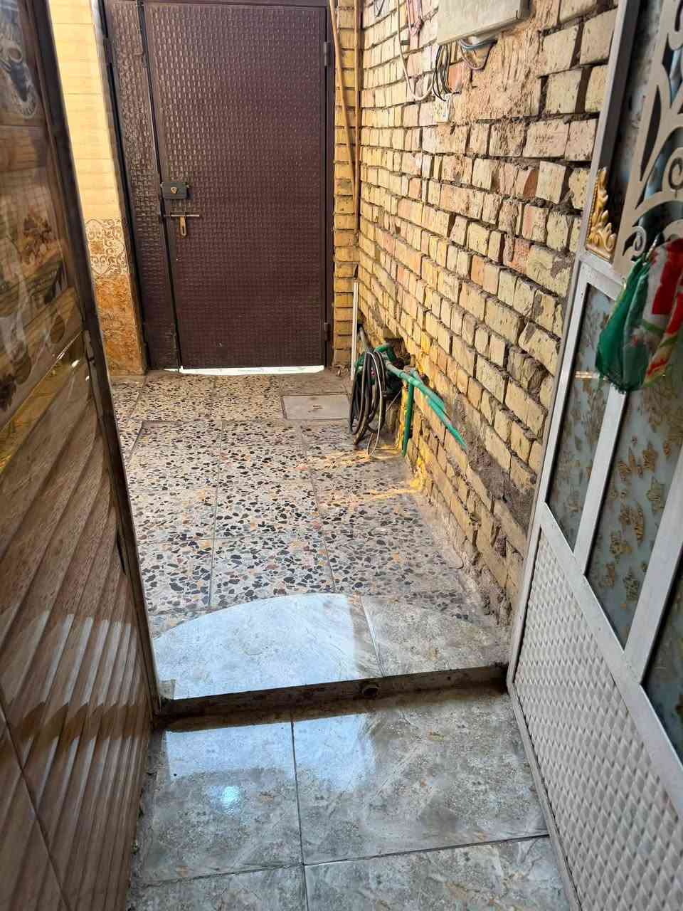 السلام عليكم دار للبيع المساحة 75متر  طابق ونص
استقبال
صاله وهي مطبخ
غرفه نوم 
وفوك غرفه نوم وبيتونه
مقابيل كراج أبو الريش المنطقه مخدومه مي مجاري مقرنص كهرباء للاستفسار ***********
