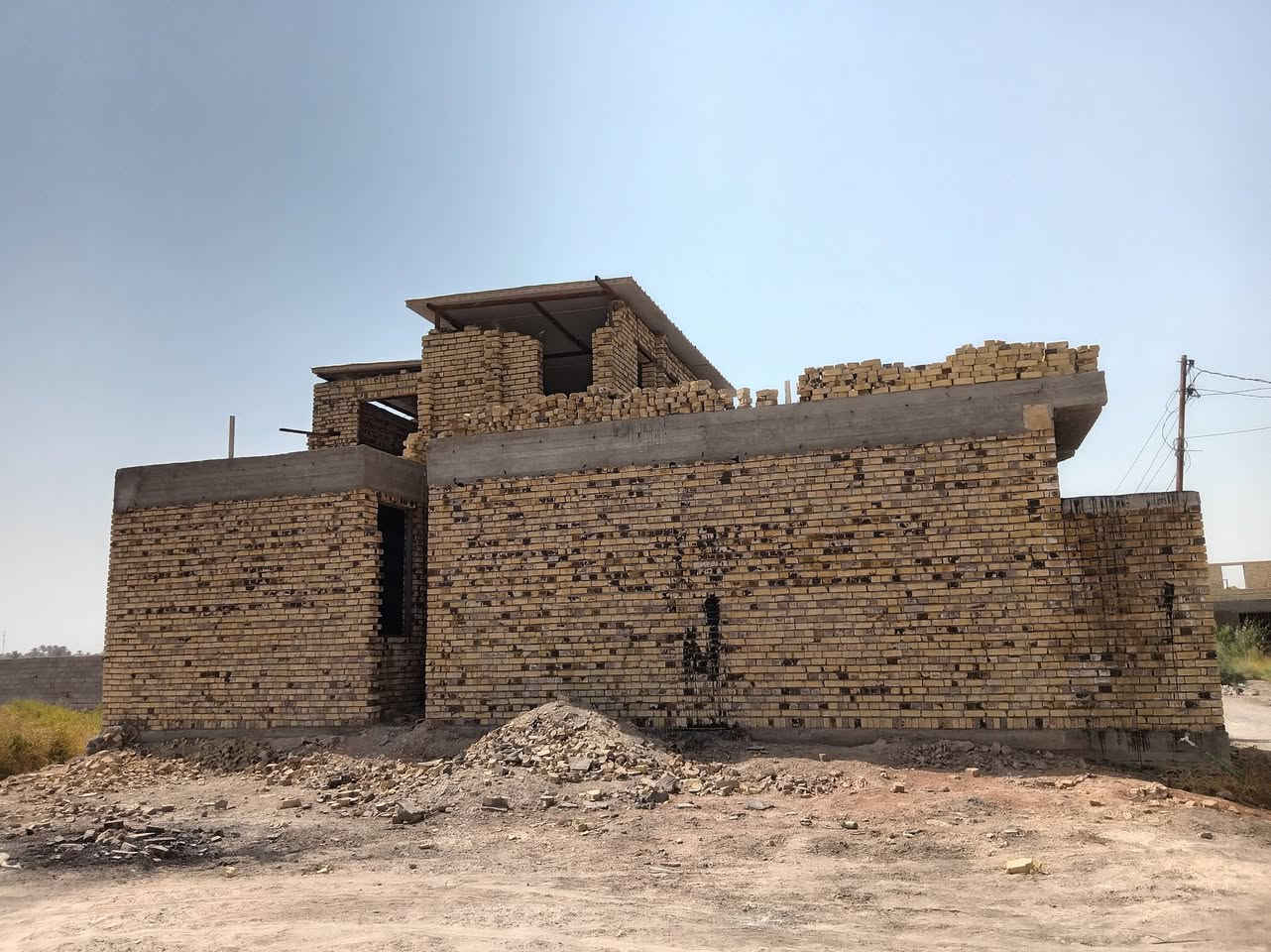 السلام عليكم بيت مساحة 150 متر کوفه شارع البوحداری قرب بانزين خانه الساقي البيت طابقين الطابق لأول غرفة مطبخ صاله واستقبال وصحیات والثاني صاله وغرفة بعد ماکامله البناء طابوک صب فوک وصب جوه وکافه الخدمات کهرباء ماء شارع تبلیط بلباب  بناء درجة اولی للاستفسار لاتصال برقم ***********
