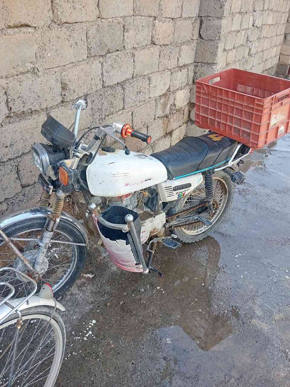 ماطور يراني البيع خمس تسعات بارت عيتان  
السعر 300 وبي مجال بصيط 
رقم موبايل ***********
