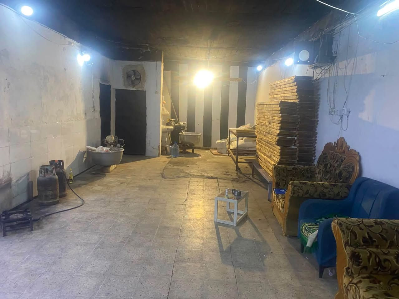 فرن للبيع بتكريت للبيع الفرن جان معزل قبل ليعزل جان يشتغل 100 طاولي فقط منطقه وعزل فتره وفتحته سبوع اشتغل 30 طاولي واكثر وبي جوه ٣ غرف وصحيات و جرابي ثنين للمنام واني مو ابو مصلحه ف اريد ابيعه اجاره 350 دافع ليوم 20 بلشهر ومولد دافع لراس الشهر للاستفسار اكثر ***********
