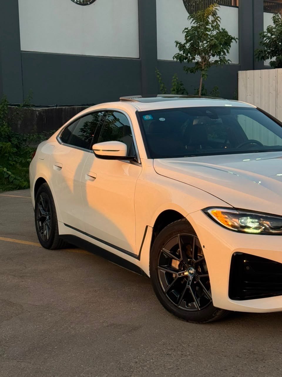 السلام عليكم 
bmw 2024 
كهرباء فول الكترك 
قطعتين صبغ 
بدون دواخل
رقم بغداد 
265 $
***********
شنو الموديل الكامل بالضبط للـ BMW؟ يعني i4 لو iX لو موديل ثاني، وشكد المواصفات/الفئة؟: 
i4 e35
شكد الممشـى الفعلي للسيارة، ووضع البطارية شلون من ناحية الصحة والمدى؟: 
15 الف 
جيد جدا
وين موقع السيارة حالياً بالعراق حتى المشتري يعرف وين يجي يفحصها؟: 
بغداد / اليرموك او الكاظمية
السعر 265$ نهائي لو بيه مجال بسيط، ومنو يطلب الفحص قبل الشراء؟: 
مجال بسيط