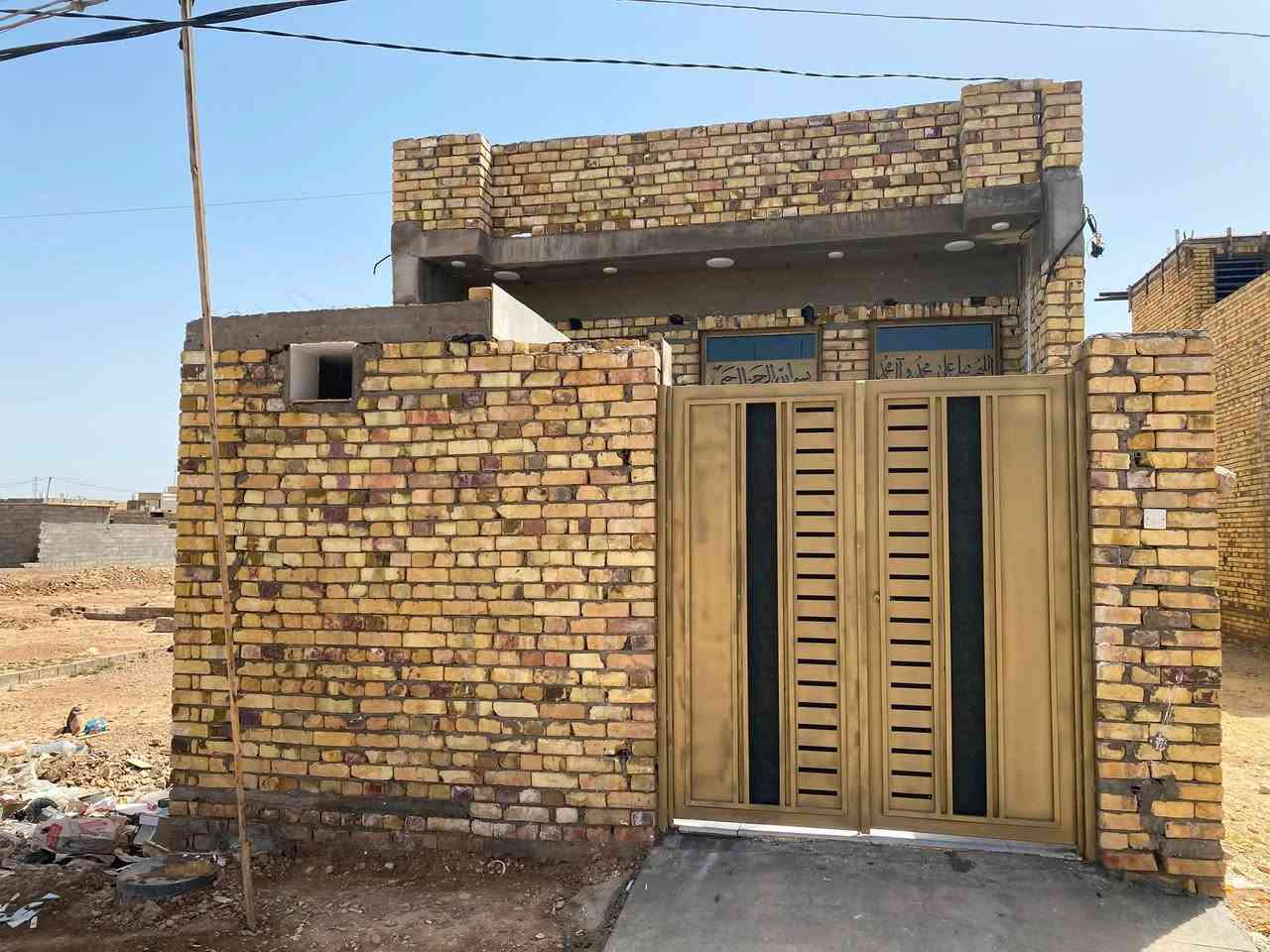 دار للبيع  رقـــم  بحي الموظفين شارع 15  بناء حديث  درجة اولئ  مساحة 100متر يحتوي لبيت على  طارمه وغرفه وصالة ومطبخ مناور صحيات  لاستقبال ماكامل  سعره مناسب  45 وبي مجال بسيط  لاستفسار *********** واتساب  جعفر
