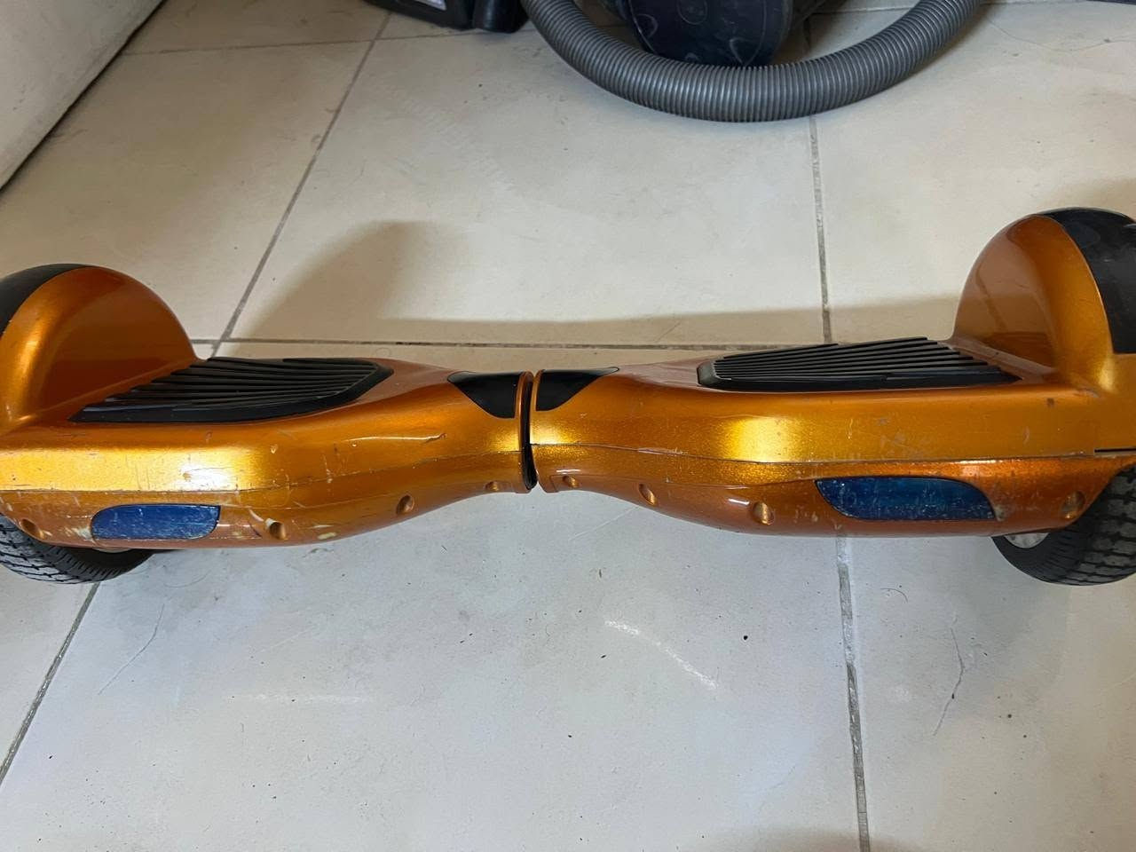 السلام عليكم سكوتر شحن للبيع لون اصفر بلوتوث سماعه بطاريه جديده نقص بس شاحنه سكوتر جديد بس بي شخوط رقم *********** مكاني بغداد البياع
