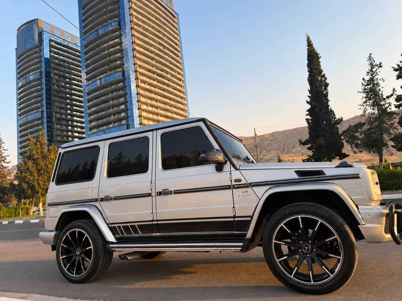 السلام عليكم
من رخصة الأدمن

Gclass 2003 
السعر 25.500 يعني 255 ورقة
للبيع أو المراوس حسب القناعة جي كلاس 2003 أصل بلادي بدوووون صبغ فقط من الأمام لغرض التحديث محرك يجي بلادي مال غواصه سعره بالشيخ عمر 400 $ الغرفة بلادي
وتشتغل حتى على بنزين عادي 
السقف كنتاره كهربائيات كلها بلادي وشغال
حتى إنارة الشمسيات شغالة
بيهه شاشه عالدشبول كعدتها اتخبل
مقاعد كهرباء وتدفئة
تخم تاير وباتري وفيت بم جديد
ويل كب برابوس 22
سستم صوت 🔊دمام
تبريد ثلج
حداديات جيده جدا
سلايت روف شغال
الشاصي من جوه قطرة خياس ما بي مال حديث تشوفه
السياره مو تلزيك كلشي بيهه بلادي

رقمها دهوك وبأسمي وسنويه عظم الجديده

السياره حتى الأعلى من موديلها مو بنظافتها أترك كلمة طيبة ولتكسر بحلال ما شايفة

حاليا اني بدهوك سياحه وجاي بيهه الجمعه ارجع بغداد والسيارة بالدورة موجوده

النقوصات كيلو متر واكف وطوافة البنزين غلط

***********

