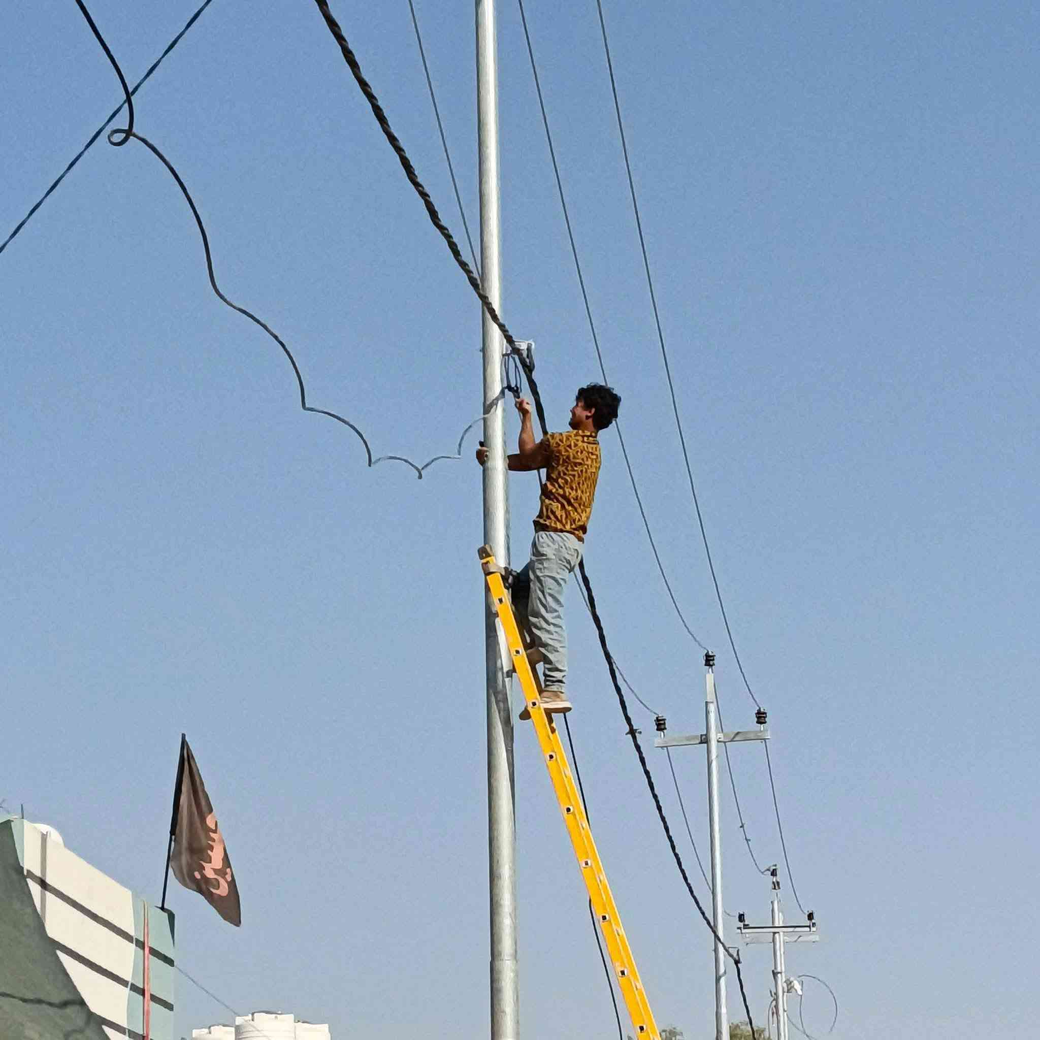 كهربائيين لتسليك الكيبلات في الموصل
و سهل نينوى وتحويل مواقع في 
داخل الموصل تحياتي الجميع 
ابو الجود ***********
ابو الجود ***********
