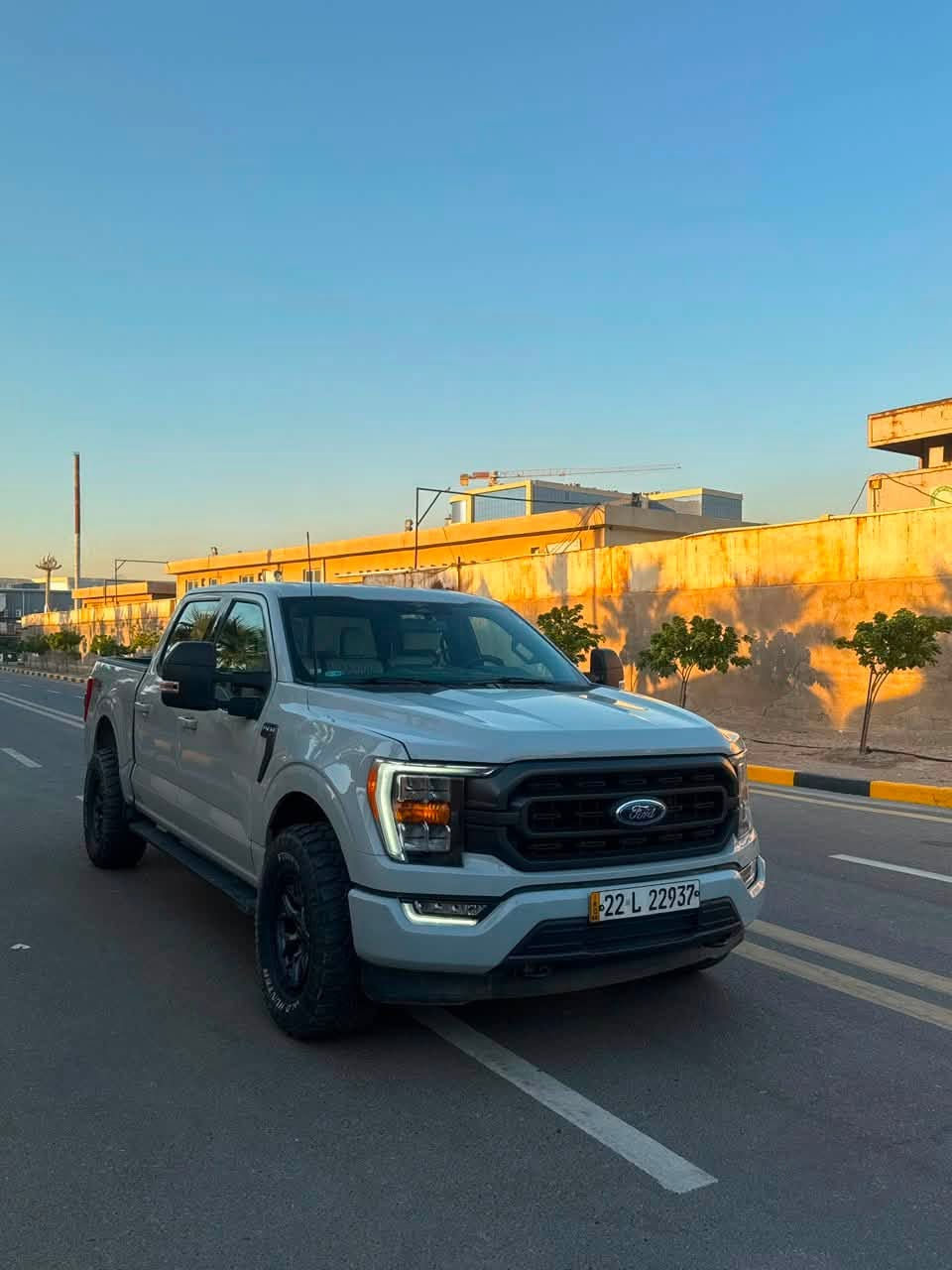 السلام عليكم 
فورد F-150 2023 للبيع 
اللون سموك المميز السياره فئة الـ 75 عام مواصفاتها معروفه فول عدى البنوراما محرك 5.0 كير طرح 10 نمر باب طويل بدي قصير ارغب شي بيها السياره من امريكا ماشيه 24 الف وهسه ماشيه 33 الف كلش قليل ماشيه بالعراق وكلش جديده السياره نضيفه ومعتني بيها لا شخوط لا رصعات 
حادث السياره بابتين فقط صبغ الباقي كفاله لا شواصي لا لغود كير محرك كفاله السياره مبرمجة يم كراج 4Brother طلال سيفتي واداء عليها تايرات ووياله اصليات بـ 15 ورقه السياره بدون نقص  رايدها بـ 290 ورقه وبيها مجال للطيبين
***********
