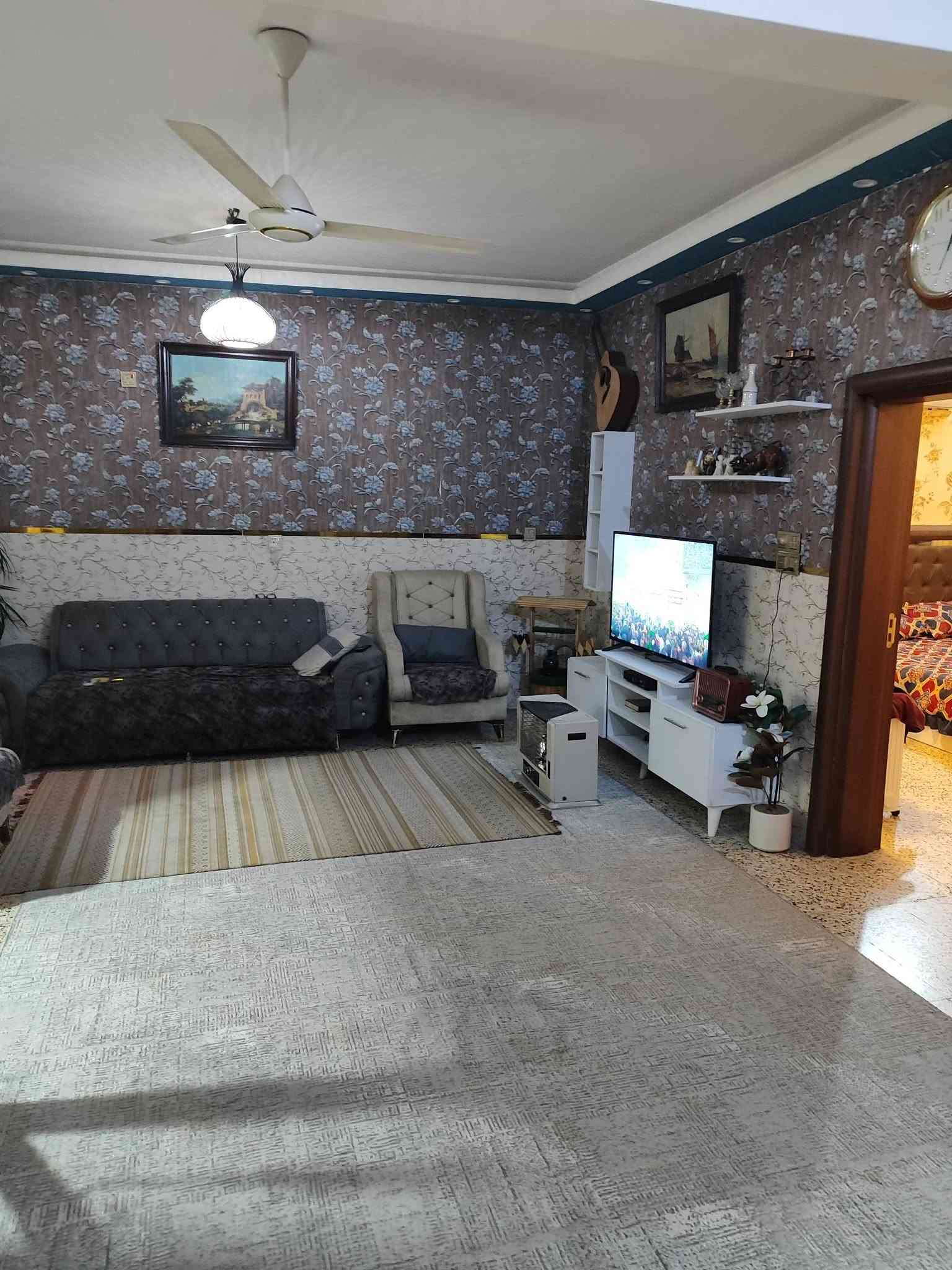 سلام عليكم بيت مساحة ٢٨٧ واقع حال طابقين 
زائد مشتمل معزول عن البيت غرفتين وصاله ومطبخ واستقبال وحمام عدد٤ ومناور عدد ٢ والطابق الثاني غرفتين وصاله زائد المشتمل يحتوي على غرفة وصاله ومطبخ بارد وحمام وبلكونة بناء درجة اولى الاتصال على صاحب الدار *********** / منطقة اللمحانية خلف مسبح الرافدين زراعي سند ٢٥
وخط آسيا *********** الارقام تحتوي على وأت ساب...  
ملاحظة... مع الاثاث كامل كاونتر مطبخ ايطالي درجة اولى سبالت عدد ٥ بلازما عدد ٣ ميز طعام 
تخم قنفات مع المفروشات باترينا عدد ١  ثلاجة هيتاشي جديدة غرفة ثلاجة نوم غرفة اطفال كاملة.. السعر على الخاص
