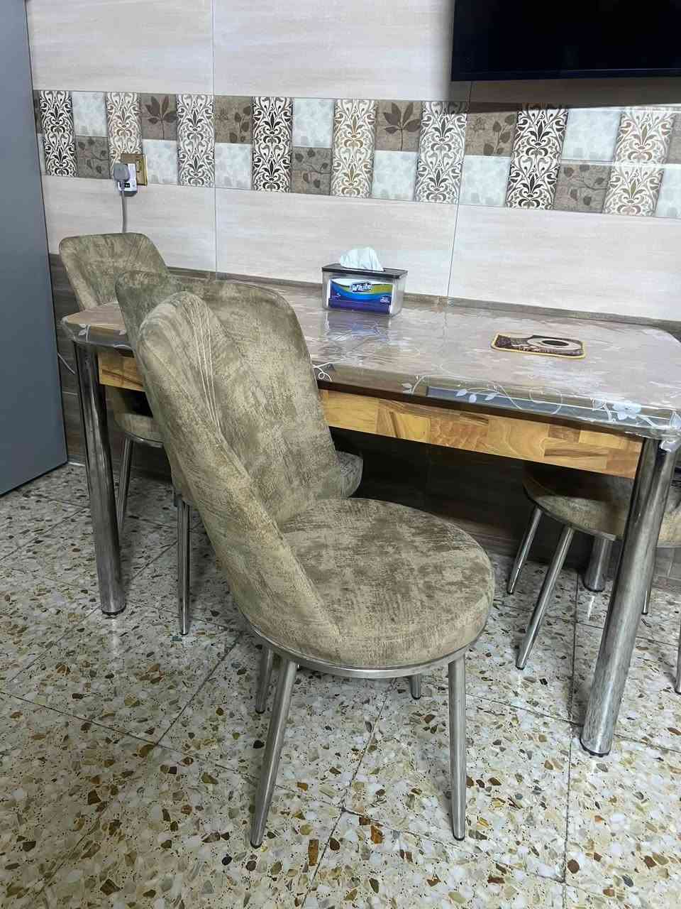 ميز طعام 6 كرسي 
تركي مال هوم سنتر 
175 الف 
*********** 

بغداد حي العامل
