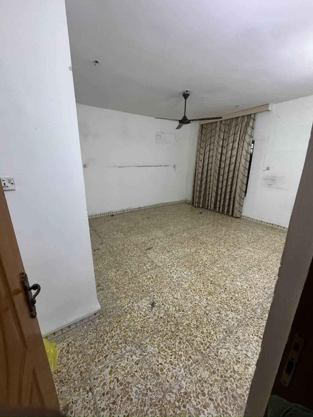 50 متر غرفه
ودريسنك روم 
وصاله ومطبخ وخدمات 
يرهم طالبات او عائله ب650 الف قفل بالضباط

***********
