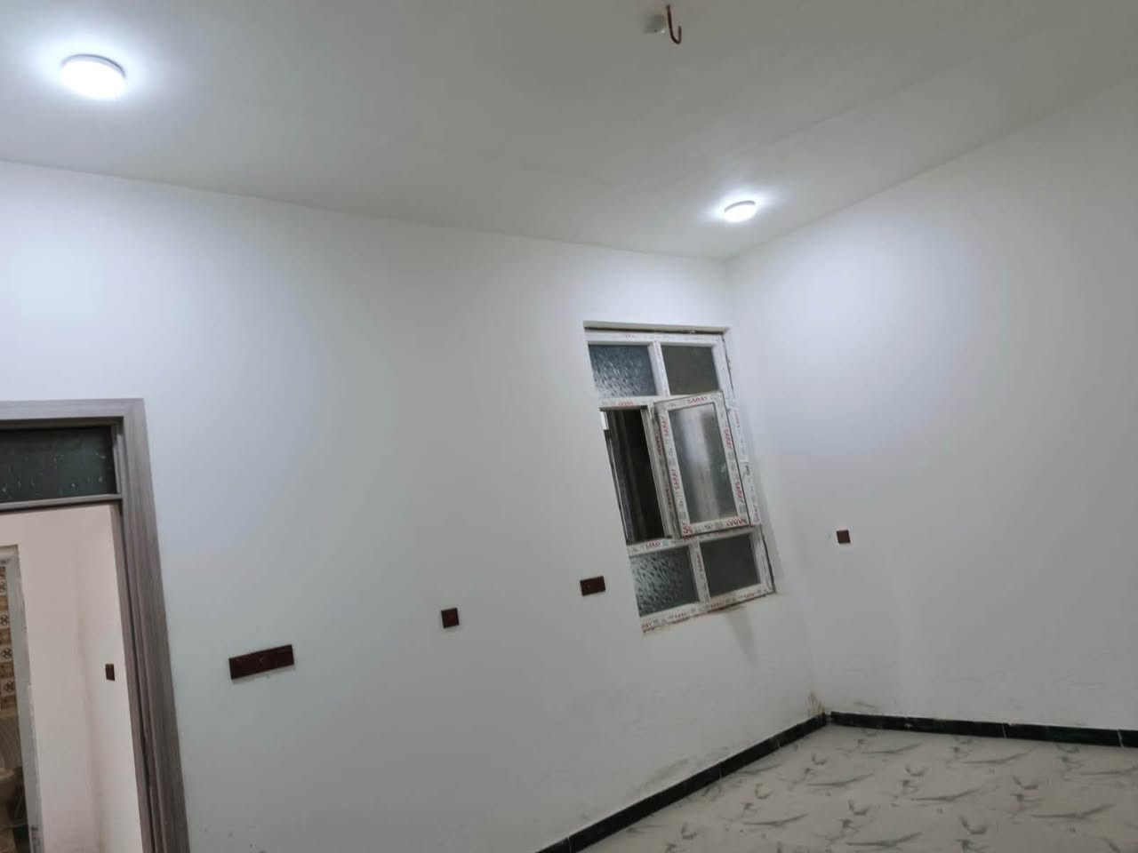 سلام عليكم بيت 🏠 للبيع مساحة البيت 200 متر 
 بسمي 

غرفتين وصاله وحمام ومطبخ طابق ونص 200 متر

العنوان الديوانية بمجمع الروان بيت ممسكون جديد 🆕 

مبني 2025 ممسكون وله يوم البيت مفول جاهز منكلشي 

ماي كهرباء بي ماطور مال ماي من كلشي جاهز صحيات 

جاهزات كهربايت جاهزه فول شغل حديث العنوان الديوانية مجمع الروان 

 السعر 115 مليون بي مجال 🥇
لاستفسار عن البيت اتصل ***********

***********
