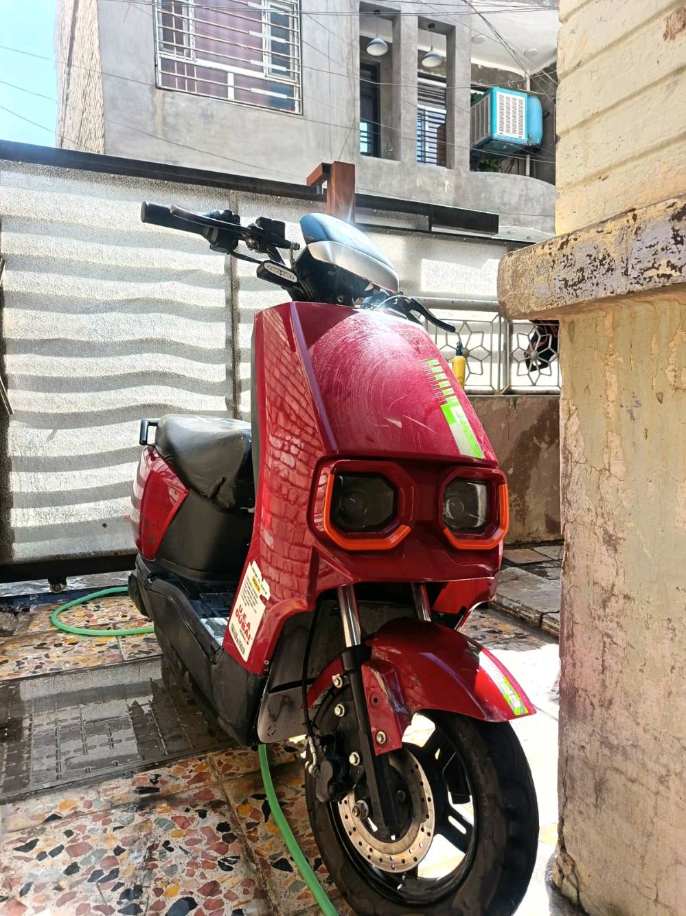 السلام عليكم ورحمة دراجه شحن للبيع نوع سبورت 
الملف 1000واط 
4بطاريات 20امبير 
اشاير يمنا ويسر شغال 
لايتات زنون 
ستاند خلفي وصفح 
3سرع اقصى سرعه 50 
تمشيك على الشحنه الواحده 65كيلو 
شاحنه جديده تايرات جدد بريكات دهن بل بكان 
امانه الله الدراجه حلو بس معتاز واريد ابيعه السعر 550بيهه مجال حك الجيه اكو توصيل عندي