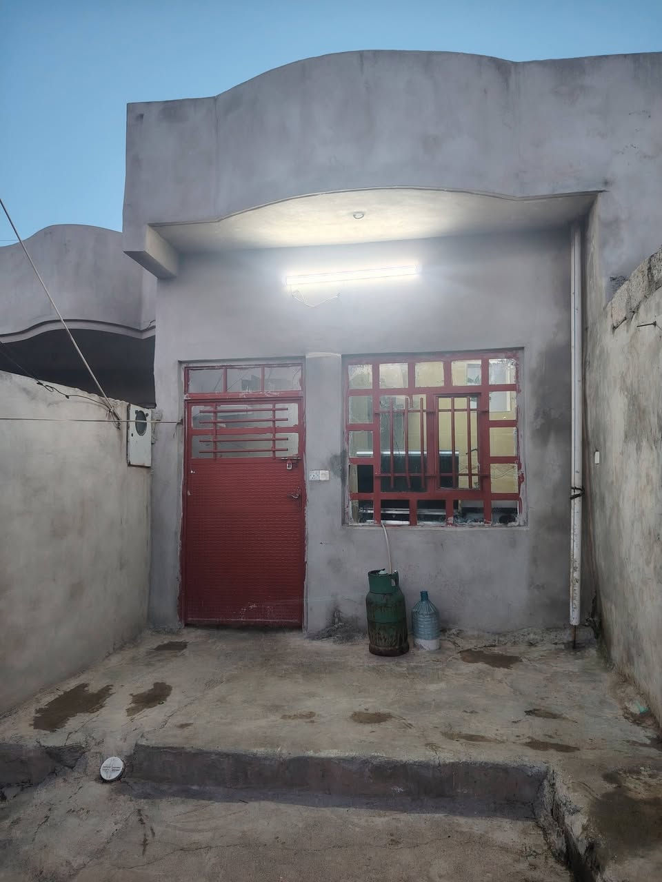 بيت للبيع حي الايمان  ع التبليط يبعد عن شارع دهوك القديم ٢٠٠ متر من السيطره  مساحه ١٢٥ طابق ونص غرفتين هول مطبخ حمام مناور عدد ٣ وغرفه وهول فوق بعد بدون لبخ يعني بيت شبه كامل سعر البيت 38 مليون وبي مجال قليل لطيبين لتواصل ع الأرقام ***********
***********
