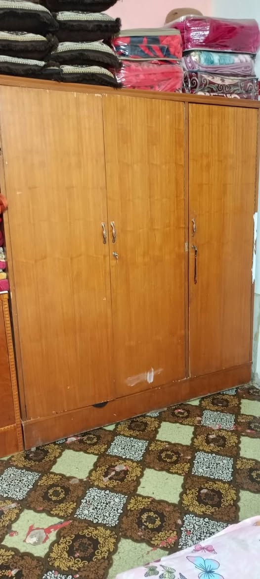 السلام عليكم غراض بيت كاملة للبيع مكاني العزيزيه شارع العام بين مشروع عويد ومشروع الهاشمي 
للتواصل ***********
