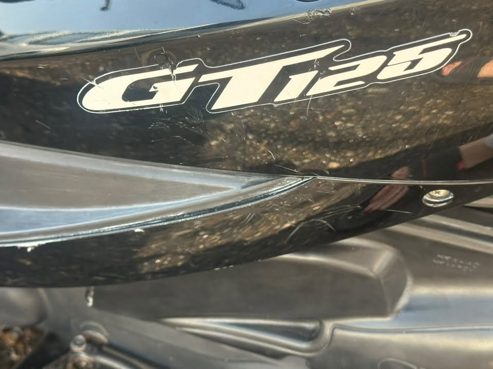GT125 
بلاديه رمبه ماشيه اقل 33 حقيقي 
عداد سرعه عداد بانزين عداد كيلو متر كلشي شغال 
ملاحظات بسيطه بـ الفكرات دراجه تخبل نشطه ماصار سبوعين من اخذتها  بدون اوراق مكان رمادي 
سعر مليون وميه 
لمو شراي ليعلق اخوان 💙
***********

