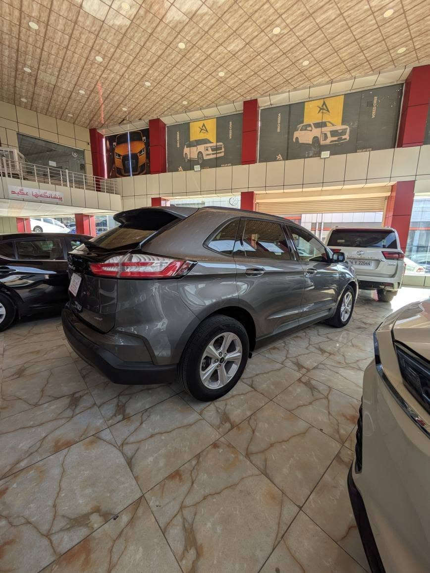 FORD EDGE SE 2024 AWD
​المحرك: 4 سلندر EcoBoost 20 توربو.
نيظام الدفع: AWD 
​الشاشة الترفيهية: شاشة عمودية تعمل بنظام SYNC 4A.
​الاتصال: دعم لاسلكي لنظامي Apple CarPlay و Android Auto.
​المقاعد: قماشية مريحة مع إمكانية تعديل مقعد السائق يدويًا أو كهربائيًا
​نظام التحذير من التصادم الأمامي مع الفرملة التلقائية في الطوارئ.
​نظام الحفاظ على المسار والتحذير عند الخروج منه.
​نظام مراقبة النقطة العمياء (BLIS) والتنبيه لحركة المرور الخلفية.
​كاميرا رؤية خلفية وحساسات ركن خلفية.
​الإضاءة: مصابيح أمامية وخلفية تعمل بتقنية LED.
​المرايا: مرايا جانبية كهربائية .
سيارة بدون ارباك بها جاملغ امامي و باب خلف سائق مبدل بلادى . هلال جاملغ خلفي صبخ موضح بالصور . بند و سقف شويه حالوب خفيف . صفحات سيارة بدون حالوب نهائيا . سيارة بدون رقم تترقم محافظات الاقليم . سيارة موجودة بدهوك . 
سعر 155 
رقم شاصي 
2FMPK4G93RBA58020
رقم موبايل *********** دهوك, العراق
