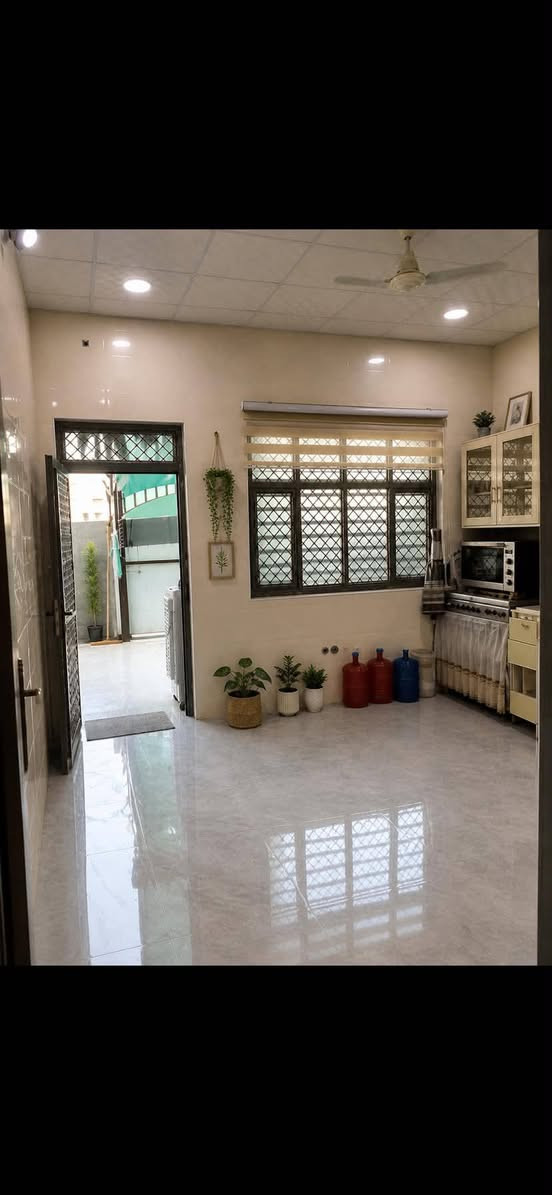 بيت للبيع تقية الثانية 
قرب مجمع السلام   قرب مطعم بغداد
ع شارع سايدين  مباشر 
بناء حديث درجة. أولى  كونكريت مسلح
بناء سنة 25
المساحة 230م  
غرفتين صالة استقبال مطبخ 
 صحيات كراج 
سند25 مشمول بالتطويب مرقم من البلدية تحويل مباشر.السعر 100
للاستفسار خاص

نص مكتوب في الصور:
- HONOR X9c