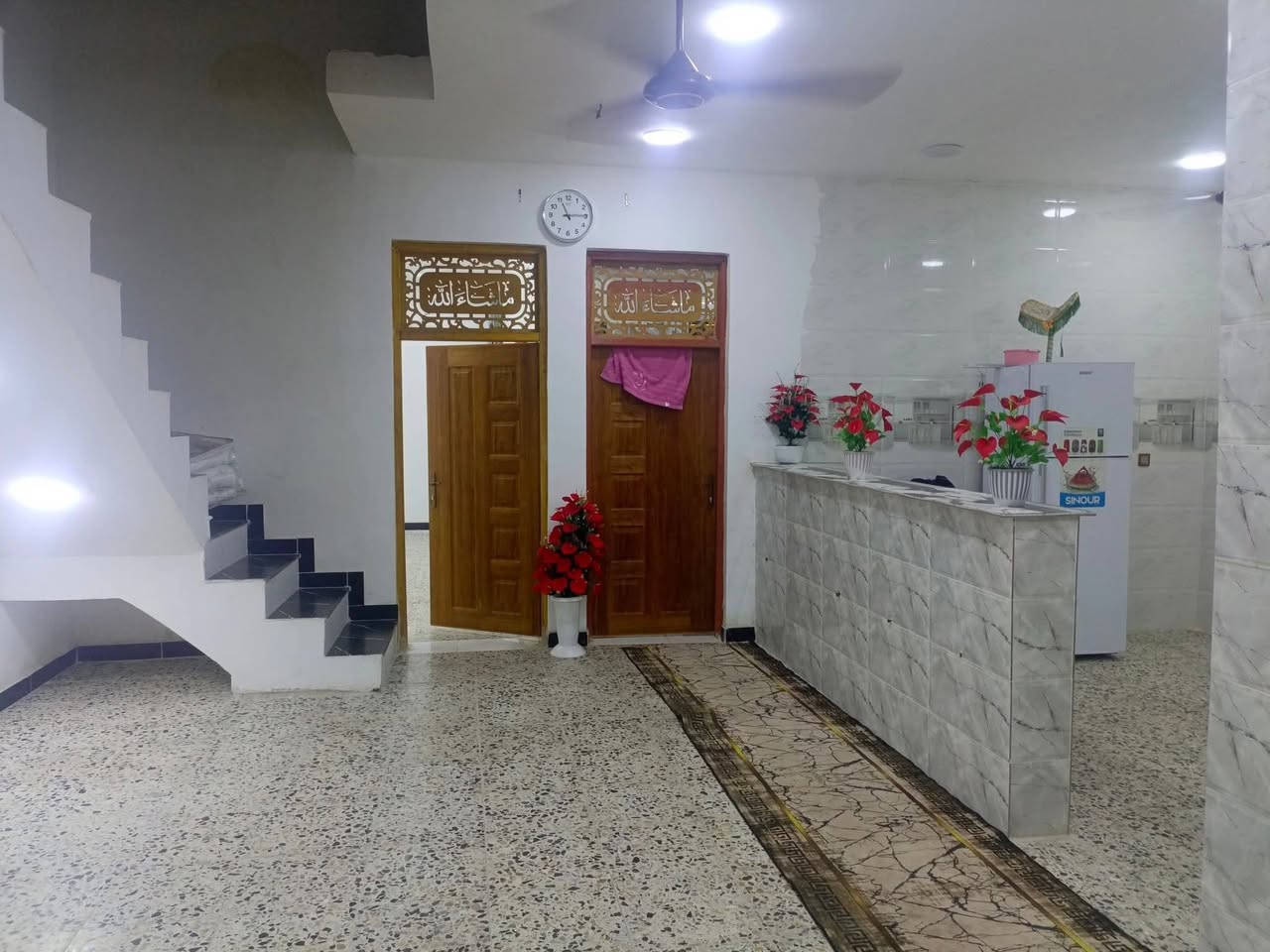 السلام عليكم
بيت لبيع او المراوس 
/المساحة 500
مساحة البناء300 
 حي السفير
غرب كراج الشماعية
اسقبال+غرف عدد6+صالة عدد3+مطبخ عدد2
 صحيات عدد 6
الرقم ‏‪‏‪***********
