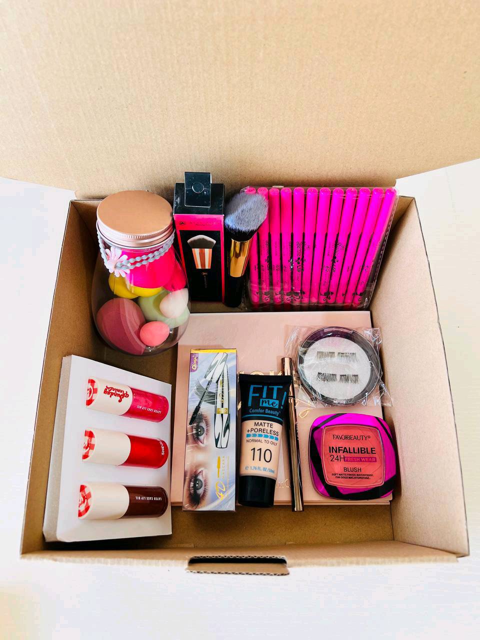 🍓 عرض مكياج عريس🍓

بكج باليت ٢٤ لون 
بلاشر باربي 
رموش 
كريم أساس فت مي 
مسكارة 4D
بكج كلوسات شيكلام 
ايلاينر 
فرشه مكياج 
بيوتي بلندر 
اقلام تحديد ١٢ قلم

سعر العرض ٣٠الاف شامل لتوصيل لكافة محافظات العراق 
