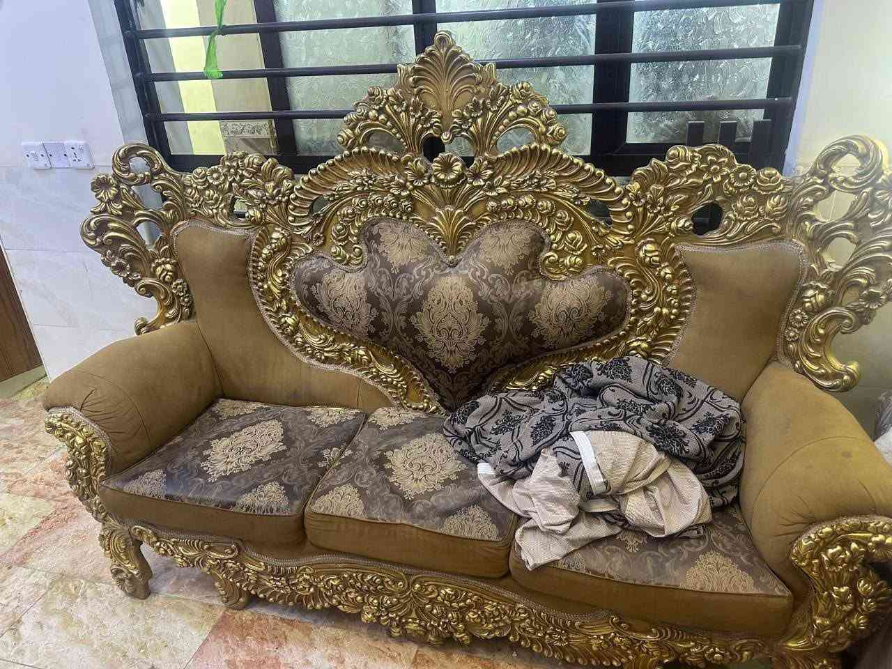 تخم ملكي 2كبار و4كراسي 10مقاعد مع طبلاته كامل نضيف لوك سعره ٧٠٠
للعلم مشتري اب 2مليون  المكان جميلة ***********
