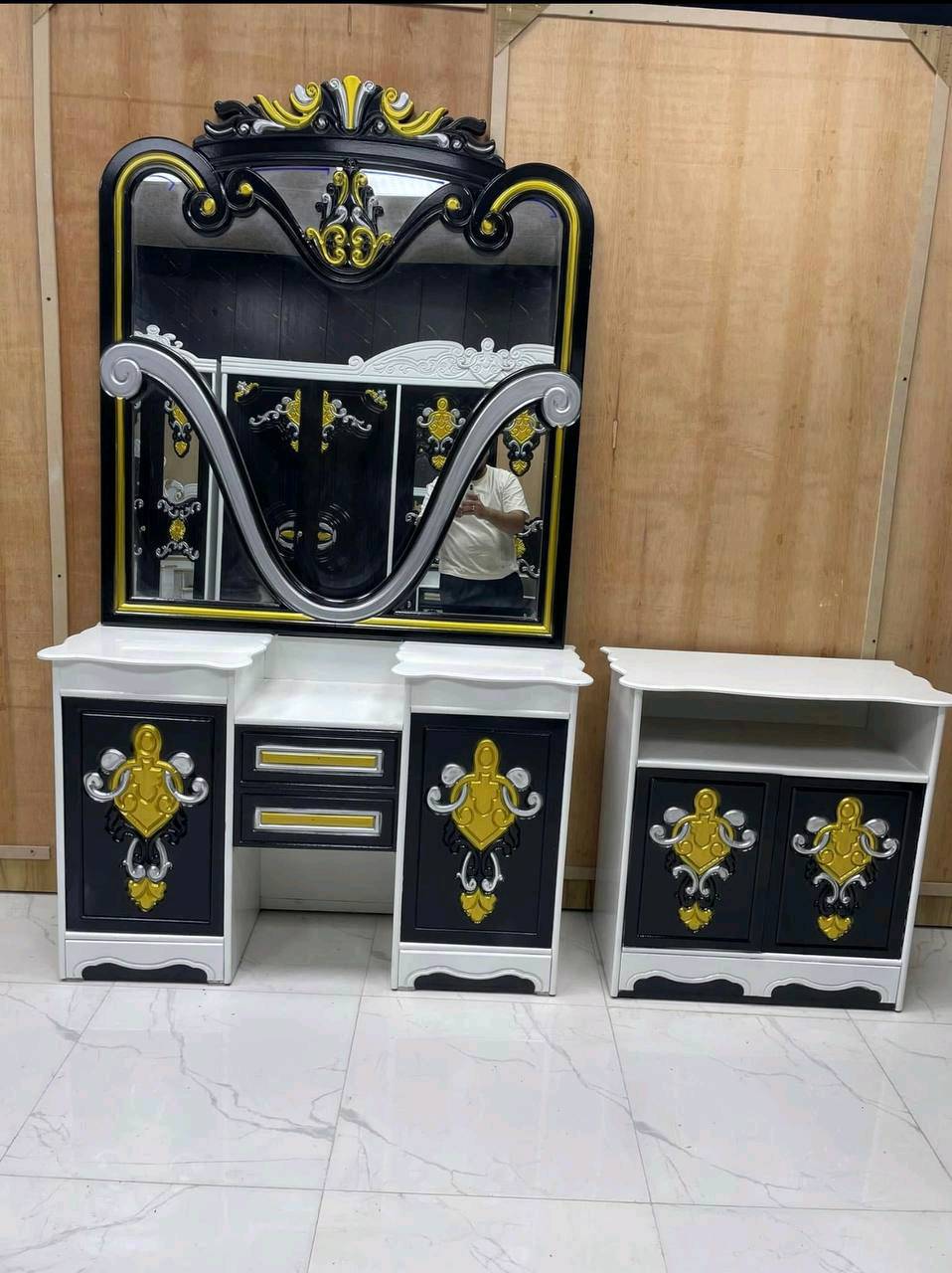 غرفة اخشاب  بسعر مليون و340 الف توصيل 50  

⚜️تفاصيل الغرفة ....⚜️

صاج خارج ٤ملم ام دي اف 🪭
وداخل صاج ٣ملم 
صبغ مرمري درجة اولى 


عدد القطع  ٧ قطع 😍
1 //جرباية  قياس  ١٦٠ × ٢٠٠ 
//ميز جانبي ايسر قياس ٥٠
2// وميز  جانبي  قياس ٥٠
3// زاوية ارتفاع مترين عرض ٨٠
4// وميز بلازمه  
5//وميز مراية ارتفاع مترين عرض ١٢٠
6// وكنتور ٦ باب  ارتفاع مترين و١٥ طول ٣ متر و١٥

القطعه الثامنة حسب الطلب شازلون
سعرها ٥٠ الف ❤️
طابوريه ١٥ ❤️