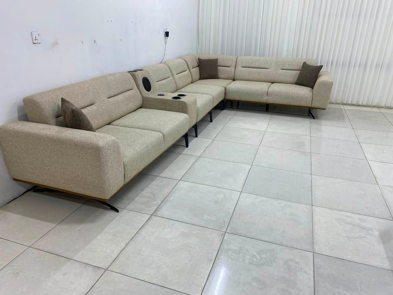 كورنر 10 نفرات تركي ماركه  نضافة 100‎%‎  قماش شانيل الحديث شي راقي  وتكمه جدا  مقاعد  طبيه ميزه السرير ضهر سلايت + شاحن موبايل سستم صوت  عنوان اربيل باداوه  للتواصل ماسنجر واتساب ***********
