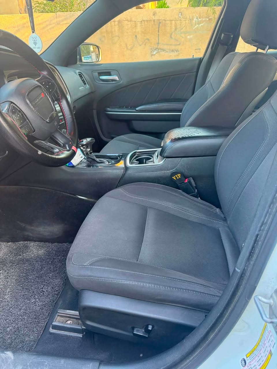 جارحر  موديل 2019 اللون ابيض وارد امريكي مواصفات SXT بصمه تشغيل وابواب وصندوق وكرسي كهرباء  شاشة كبيره وكامره خلفي  وحساسات اصلي داخل قماش بدون ايرباك حادث حرق بجم المحرك السيارة بدون اي ضربه بس حرق صار بيه صبغ البنيد والجاملغ الايسر و الايمن والدواخل مال المحرك صبغ بس الحرق ماشية 129 الف رقم بغداد  سونار يمك شوفه بااسمي تحويل مباشر مكان السيارة بغداد الصليخ او الاعظمية السعر 185 ورقه بيه مجال واذا اكو مراوس حسب القناعة للتواصل *********** ابوحسن
