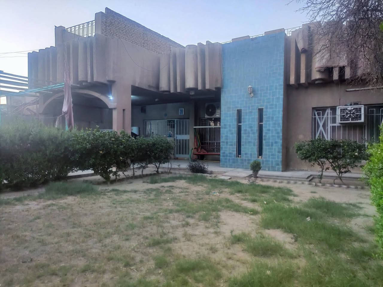 دار مميز للبيع
📍المنطقه : بغداد / الكاظمية المقدسة ( دور الضباط ) / محلة 427 / زقاق 25

📐 المساحة: 392 م طابو ملك صرف
الواجهة 14 / النزال 28

تفاصيل البيت:

- 5 غرف واسعة

- مطبخ

- ⁠4 حمامات (حمامين بالطابق الاول + حمامين بالطابق الثاني )

- ⁠هول + استقبال

- كراج

- حديقة داخلية

- سطحين (سطح ناصي + سطح عالي )

- منور خلفي +مخزن 

الدار اله مدخلين ( مدخل للمطبخ + مدخل ثاني للاستقبال )

موقع الدار جدآ هادى وممتاز 

📩 للتواصل والاستفسار واتساب : ***********
