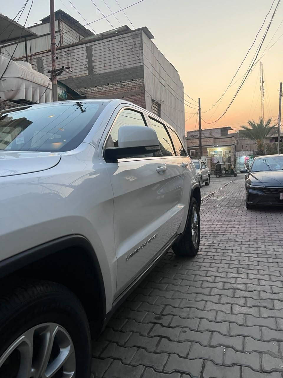 السلام عليكم  جيب لاريدو خليجي موديل ٢٠١٤ سياره احلاه من الصور مابيها نقص كلها ع شركه بعدهي موصفات  لاريدو كراسي جلد كهرباء فتحة سقف بصمه تشغيل شاشة كبيره تحكمات ستيرن حساس خلفي فور ويل كامره دواره اشاير بلامري  شفتات سرعه تبريد ثلج بصمة ابواب محرك ٦سلنر مكينه كير حداديه تخم تاير كل كفاله السياره بيها ب العراق ربع جاملغ وبنيد صبغ بدون حادث بدون ايرباك شرط السونار والتحويل فقط رقم اربيل  سنويه جديد ٢٠٣٠ داخل عسلي منضومت زنون عالي ناصي  السعر ١٩٥وبيها مجال حك الجيه *********** مكان السياره بغداد
