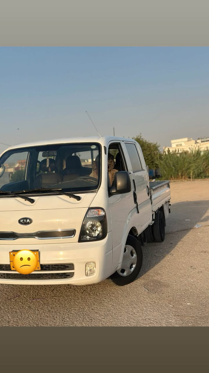 کیای بار دەبل دەرگا 

مۆدیل 2013 یە هیجی نیە هەموو شتیکی بە شەرت 
مەکینە 2700تە
سەنەوی بەسەر جوە 
رەقەم هەولیرە 
تەحول و خرامە بە شەرت 
سعر 125 
***********
