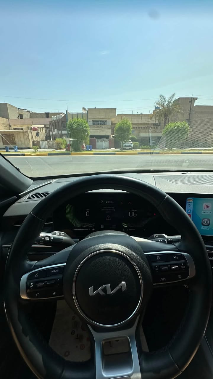 السلام عليكم كي فايف K5 GTlineوارد امريكي موديل 2025 للبيع فقط ( كتاب شهداء بأسمي تستلم وكالة بشروط المشتري من اجل الضمان) مرقمة بغداد حجم المحرك 2500 
مواصفات السيارة :-
1- داخل احمر جلد.
2- بصمه تشغيل .
3- حساسات امامي .
4- حساسات خلفي .
5- شحن هاتف لاسلكي . 
6- هاند بريك بصمه .
7- تشغيل عن بعد . 
8- مثبت سرعه .
9- نضام ABS .
10- مانع انزلاق حساس أطارات .
12- بك لايت ليد .
13- كامرة خلفية .
14- شاشه اعطال .
15- ويل كروم اسود مطعم فضي لامع .
16- رادار جانبي .
17- مراقبة النقطة العمياء
18- رادار الخطوط البيضاء 
19- نضام قيادة + سبورت + قيادة خاصة + نورمال
20- بلوتوث  .
21- فول تحكم ستيرن .
22- كحير أوتو + عادي .
23- ستيرن رياضي .
24- صندوق بصمة .
25- مصابيح خلفية LED .
26- السياره ماشية 18500 ميل وقابله للزياده .
صور الحادث مرفقه مع المنشور  السعر $20000 وبيها مجال بسيط رقم الموبايل *********** أو 
‏  ***********

نص مكتوب في الصور:
- 5 / 12 bid.cars
