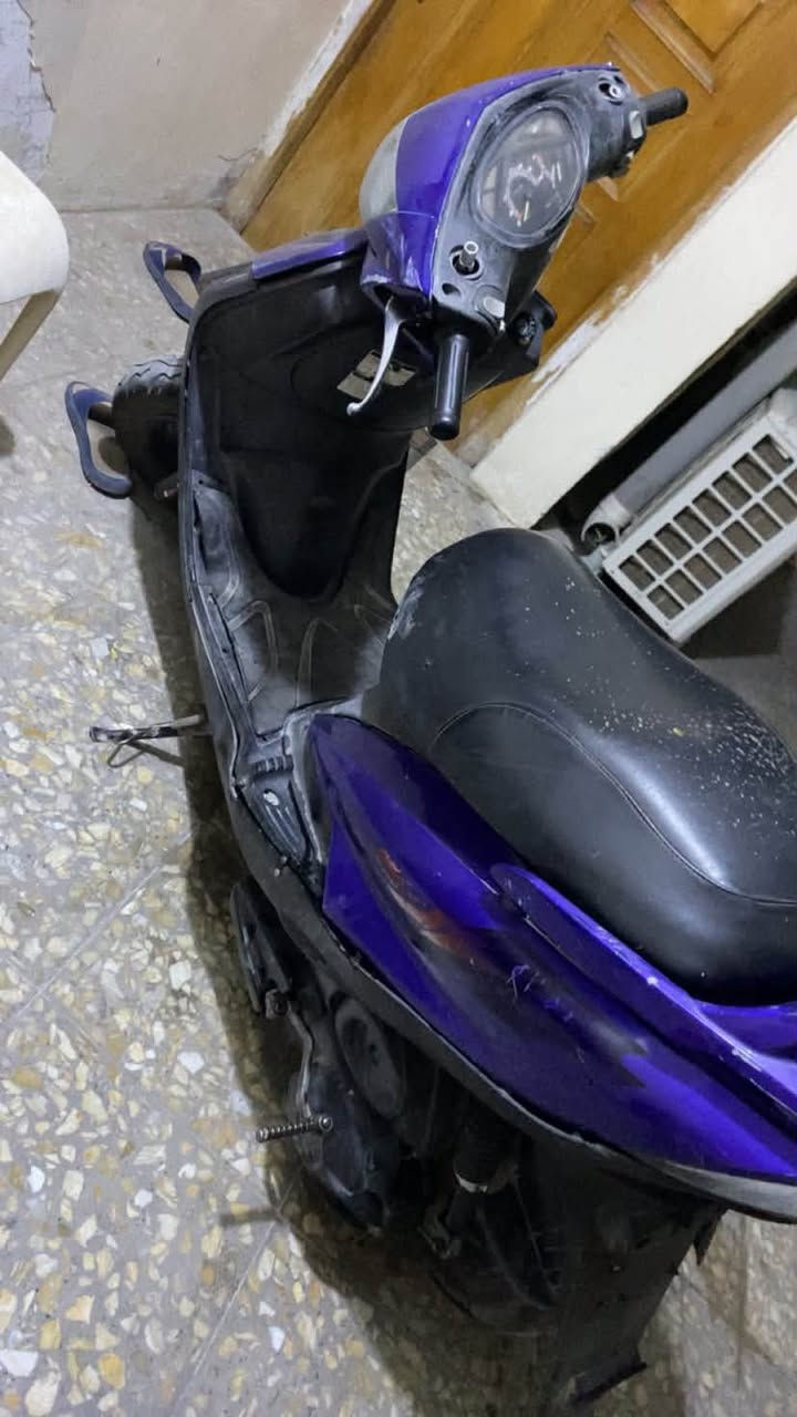 دراجه مستعجل على بيعتها 
ماكس ١٤٠  محرك نضيف ودراجه مرتبه تمشي معدل ١٤٠ حقيقي 
كهربائيات شغلات كلهن بس السلف مرات يشتغل مرات إلا هندر لين الباتري ضعيف
 الدراجه نقصها فقط تبدل الباتري 
السعر ٣٥٠ الف 
مكاني بغداد حي الجهاد 
***********
