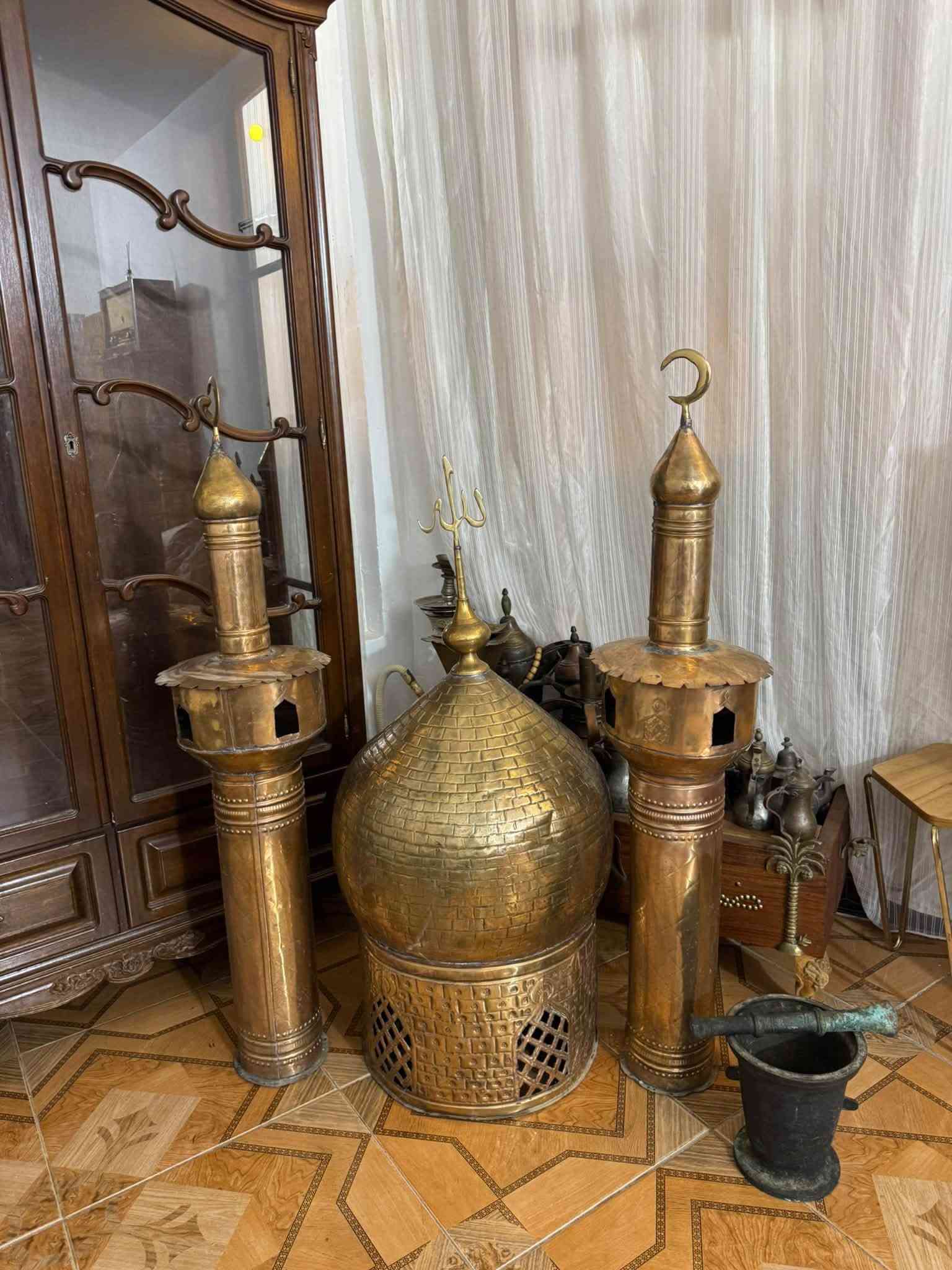 السلام عليكم كبه ومناير نحاس حجم كبير جدا ارتفاع المناير ١٢٥ سم ارتفاع الكبه ١٢٠ سم هاون بغدادي قديم ارتفاع ٢٢ ونص ***********
