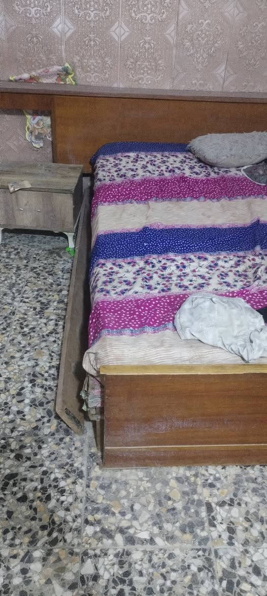 السلام عليكم عندي سنك ثلاث بوب بحالة جيدة اضافة الى 
غرفة كنتور وجرباية وميز وسيت طبلات نضافة وسط وحتى فراش وياهن اكرر نضافة وسط بين قوسين تمشية حال ابيعهن شلع 150 وبيهن مجال العنوان الشعب خلف الأطفاء تواصل عبر الماسنجر او الاتصال على الرقم ***********
