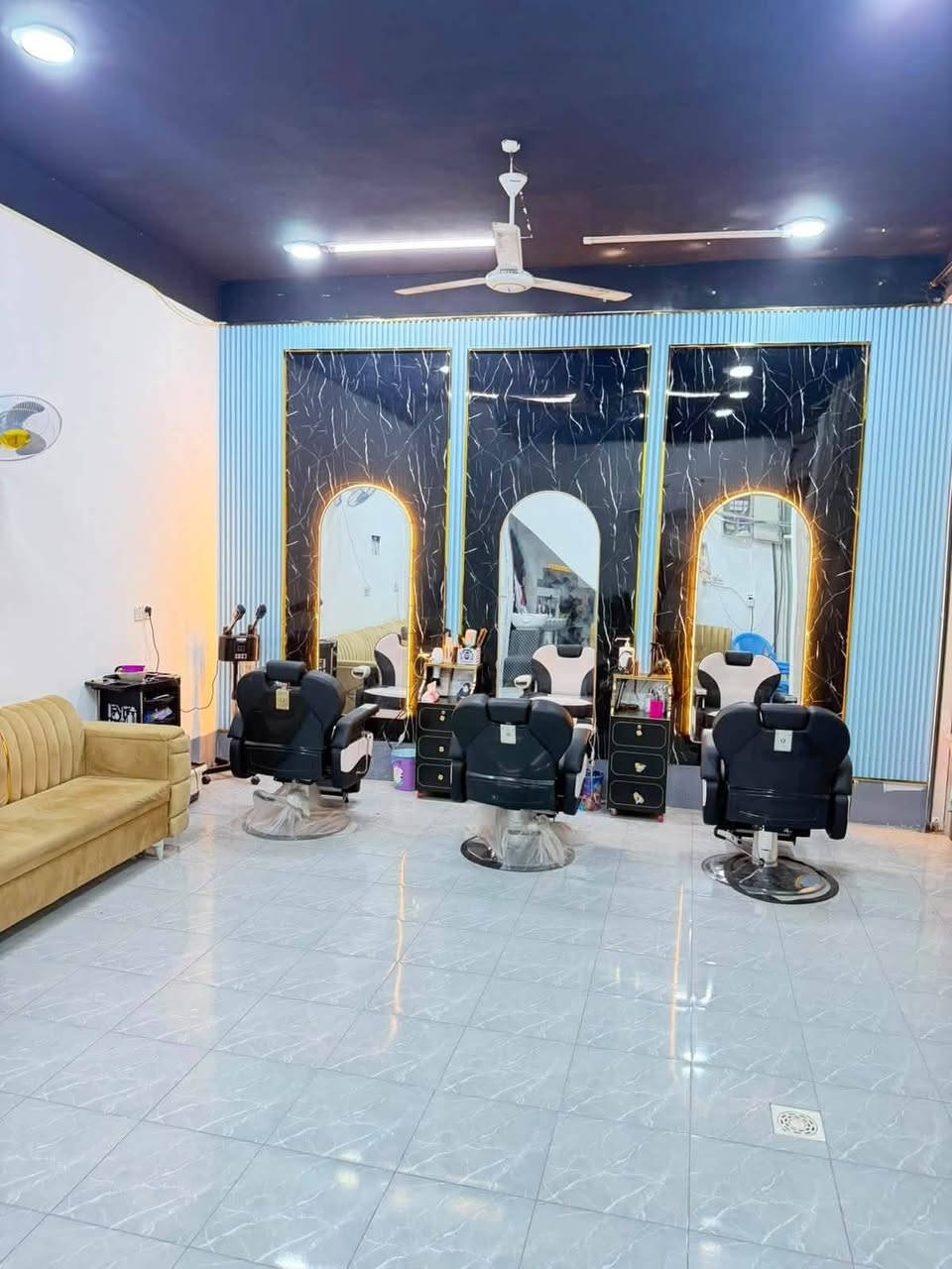 هاذا صالون نسائي جاهز للعمل رايد كوافيرات ٤ اوماكيره كون خبره الي حابه تشتغل تتواصل مع هذا الرقم  ***********
