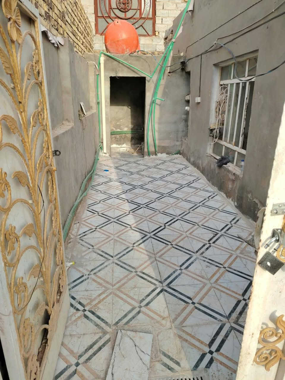 بيت طابو زراعي سند 25
مرقم. من قبل البلديه بي وصل وميزانيه شدوله من قبل لجنه الكهربا
 مساحه 100 م مربع مع فضله
يتكون من غرفه وصاله وستقبال ومطبخ وطارمه وحمام خارجي ارضيه بورسلاين وجدران المطبخ  سراميك بنا ابلوك سعر جدا مناسب 28 ديوانيه تقيه الثالثه قرب مجمع الروان 
لستفسار ***********
